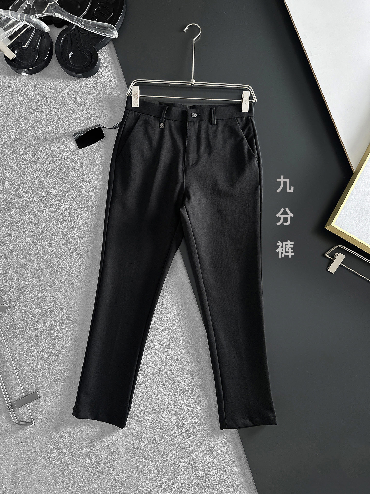 NO:937103,ZEGNA casual pants, trousers [nine-point pants] 2026 SS spring and summer new style, special fabric for advanced custom pants, customized original hardware, heavy craftsmanship, fine lathe wiring, customized fabric, soft and comfortable, significant texture, exquisite accessories, great upper body effect, complete three standards, standard size 29-38, no 35, next day shipping,,zegna,19860909ZEGNA杰尼亚 休闲裤 西裤【九分裤】2026SS春夏新款 高级定制裤子专用面料 定制原版五金 重工工艺打造 车工走线精细 定制面料 柔软舒适 质感显著 辅料精美 上身效果超赞 三标齐全 标准尺码29-38,无35,隔天出货,,zegna,,Men's clothing