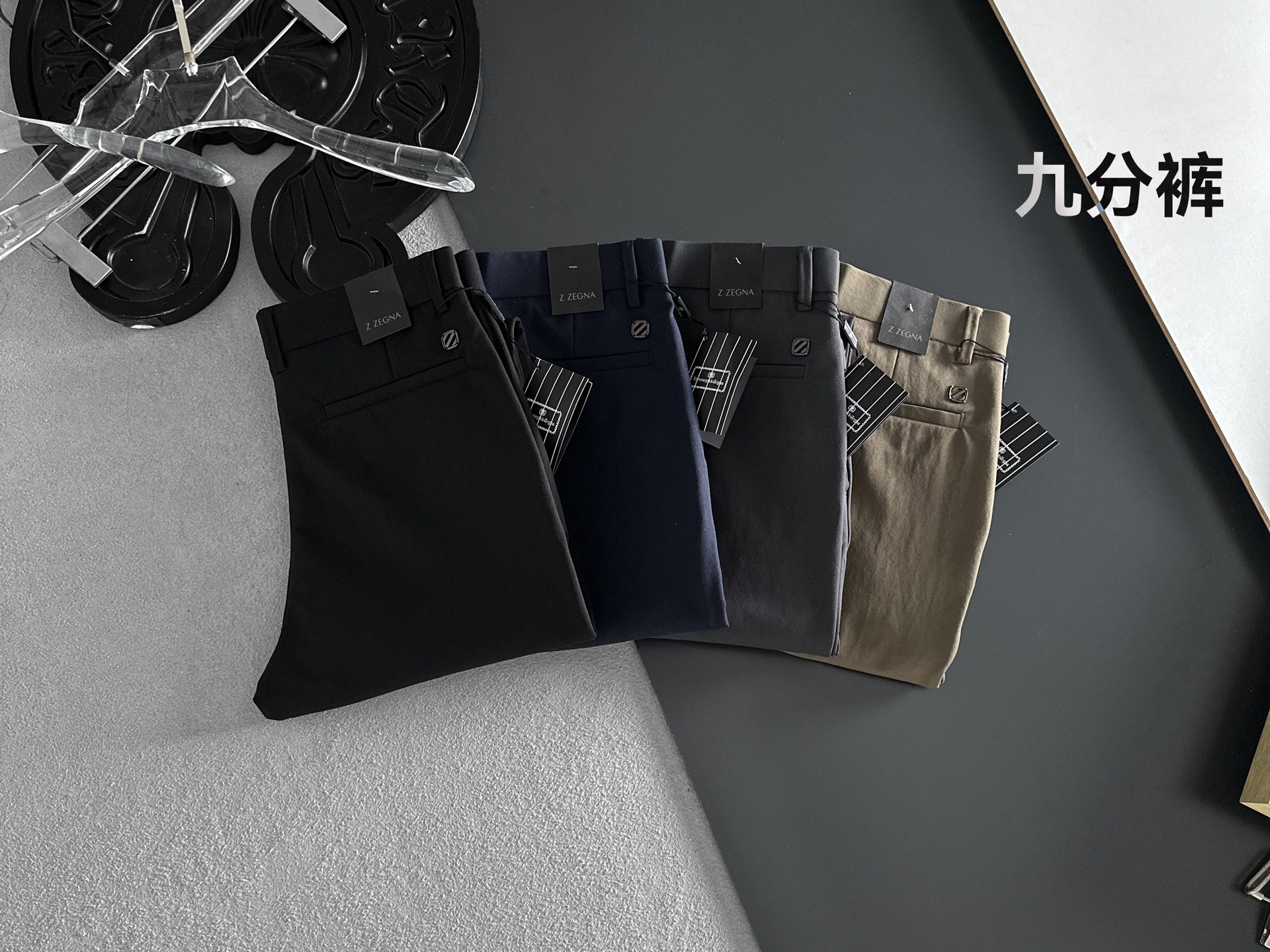 NO:910736,ZEGNA casual pants, trousers [nine-point pants] 2026 SS spring and summer new style, special fabric for advanced custom pants, customized original hardware, heavy craftsmanship, fine lathe wiring, customized fabric, soft and comfortable, significant texture, exquisite accessories, great upper body effect, complete three standards, standard size 29-38, no 35, next day shipping,,zegna,19860909ZEGNA杰尼亚 休闲裤 西裤【九分裤】2026SS春夏新款 高级定制裤子专用面料 定制原版五金 重工工艺打造 车工走线精细 定制面料 柔软舒适 质感显著 辅料精美 上身效果超赞 三标齐全 标准尺码29-38,无35,隔天出货,,zegna,,Men's clothing