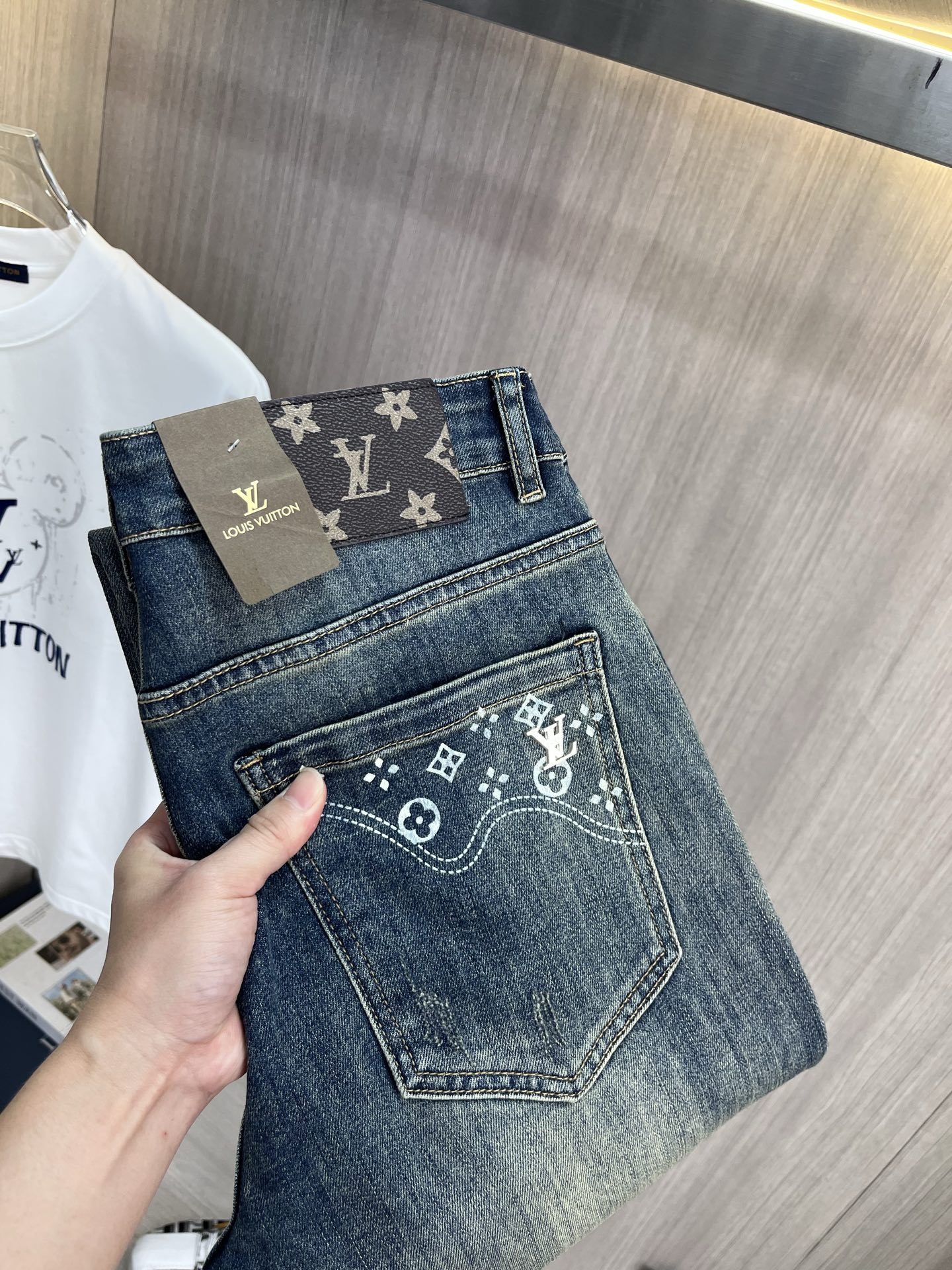 NO:932511,LV Louis Vuitton's 2026 new men's jeans have good fabric elasticity. Exclusively available on the official website. Fashionable and elegant. Heavy craftsmanship design. Using original color yeast washing process. Selected imported heavy denim denim fabric. Equipped with counter hardware decoration. Genuine leather label. Exquisite stitching. Big brand style. Worth owning. Size 28-38, shipped next day,,louis vuitton,louis vuitton,jeans,19860909LV路易威登 2026新品男士牛仔裤 面料弹性好.独家发售 官网同步 时尚优雅 重工艺设计.采用原色酵母水洗工艺 精选进口重磅丹宁牛仔面料 配专柜五金装饰 真皮皮牌 精致车线 大牌风范 值得拥有.码数28-38,隔天出货,,louis vuitton,louis vuitton,jeans,,Men's clothing