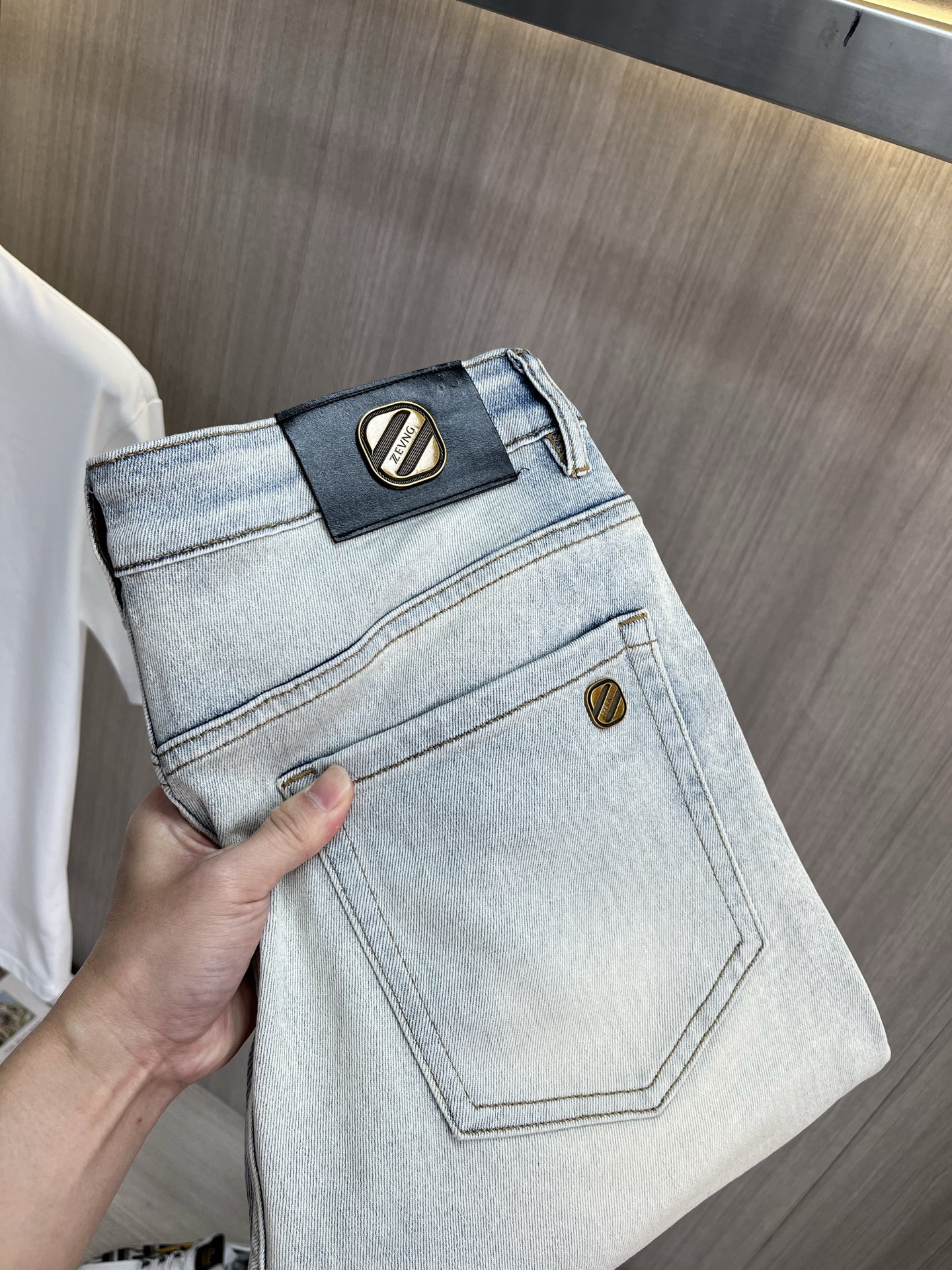 NO:932576,ZEGNA Zegna's 2026 new men's jeans. The fabric has good elasticity. Exclusively available on the official website. Fashionable and elegant. Heavy craftsmanship design. Using original color yeast washing process. Selected imported heavy denim denim fabric. Equipped with counter hardware decoration. Genuine leather label. Exquisite stitching. Big brand style. Worth having. Size 28-38, shipped next day,,zegna,jeans,19860909ZEGNA杰尼亚 2026新品男士牛仔裤 面料弹性好.独家发售 官网同步 时尚优雅 重工艺设计.采用原色酵母水洗工艺 精选进口重磅丹宁牛仔面料 配专柜五金装饰 真皮皮牌 精致车线 大牌风范 值得拥有.码数28-38,隔天出货,,zegna,jeans,,Men's clothing