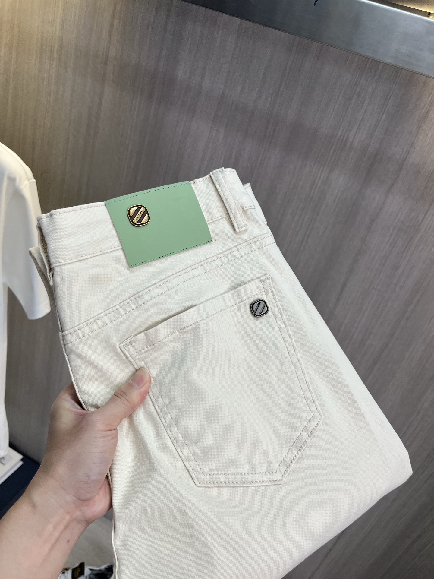 NO:907249,ZEGNA Zegna's 2026 new men's jeans. The fabric has good elasticity. Exclusively available on the official website. Fashionable and elegant. Heavy craftsmanship design. Using original color yeast washing process. Selected imported heavy denim denim fabric. Equipped with counter hardware decoration. Genuine leather label. Exquisite stitching. Big brand style. Worth having. Size 28-38, shipped next day,,zegna,jeans,19860909ZEGNA杰尼亚 2026新品男士牛仔裤 面料弹性好.独家发售 官网同步 时尚优雅 重工艺设计.采用原色酵母水洗工艺 精选进口重磅丹宁牛仔面料 配专柜五金装饰 真皮皮牌 精致车线 大牌风范 值得拥有.码数28-38,隔天出货,,zegna,jeans,,Men's clothing