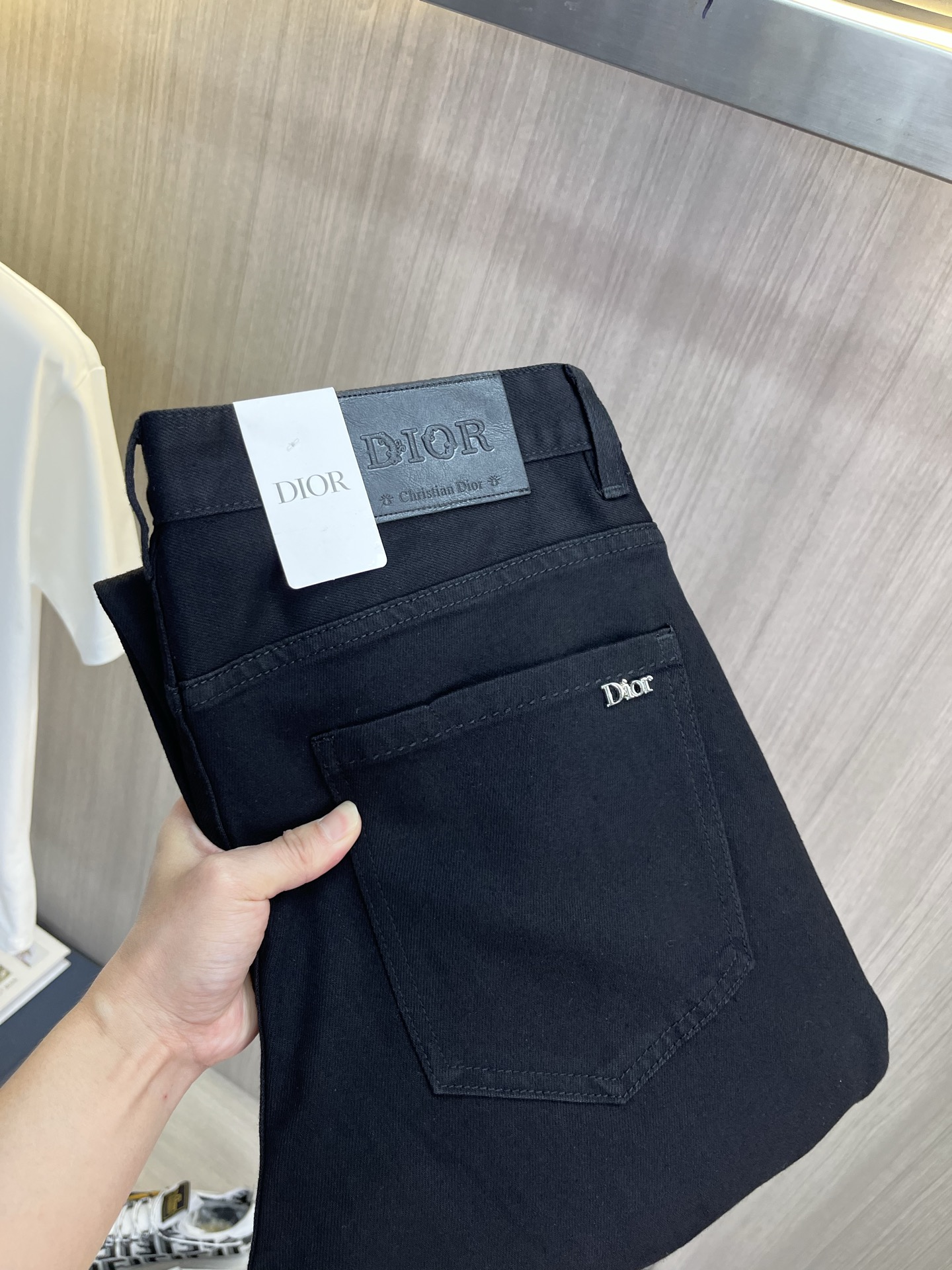 NO:932569,DIOR Dior's 2026 new men's jeans are made of good elasticity. Exclusively available on the official website. Fashionable and elegant. Heavy craftsmanship design. Using original color yeast washing process. Selected imported heavy denim denim fabric. Equipped with counter hardware decoration. Genuine leather label. Exquisite stitching. Big brand style. Worth owning. Size 28-38, shipped next day, dior, dior, jeans,19860909DIOR迪奥 2026新品男士牛仔裤 面料弹性好.独家发售 官网同步 时尚优雅 重工艺设计.采用原色酵母水洗工艺 精选进口重磅丹宁牛仔面料 配专柜五金装饰 真皮皮牌 精致车线 大牌风范 值得拥有.码数28-38,隔天出货,,dior,dior,jeans,,Men's clothing