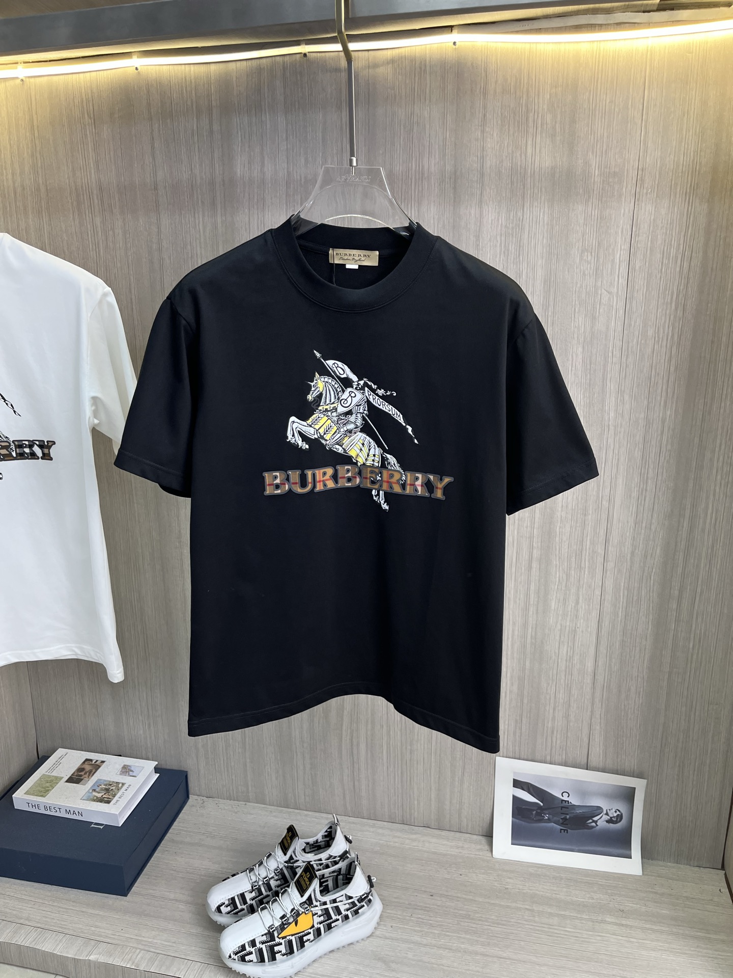 NO:431507,BURBERRY 2025ss Spring and Summer High-quality Pure Cotton Short-Sleeve T-shirt, Top-level Original Quality, Current Latest Craft Technique Requirements, Top-level Order Requirements for Car Line Workmanship, Super Easy to Match, Top-level Customization, Matching Details, Quality and Cutting Design are all first-class, Customized Imported Cotton Fabric!  Full of style, light and versatile color matching. M-4XL, placing an order to report height and weight, burberry, burberry, T-shirt, tees, t-shirt, alexander wang19860909BURBERRY巴宝莉 2025ss春夏高品质纯棉短袖T恤,顶级原单品质,当下最新工艺要求,顶级订单要求车线做工,超级好搭配,顶级定制,搭配整件细节 ,品质及剪裁设计都堪称一流,定制进口纯棉面料！型格十足,配色轻熟百搭.M-4XL,下单报身高体重,,burberry,burberry,T-shirt,tees，t-shirt,alexander wang,Men's clothing