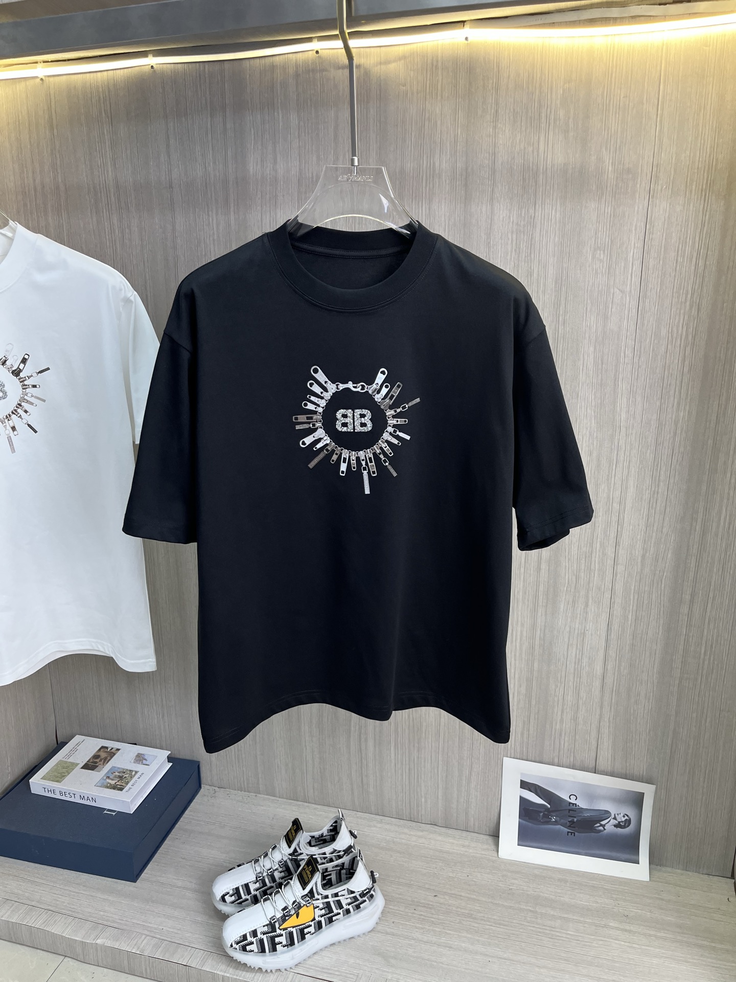 NO:431517,BALENCIAGA 2025ss spring and summer high-quality pure cotton short-sleeved T-shirt, top-level original quality, current latest craftsmanship requirements, top-level orders require car line workmanship, super easy to match, top-level customization, matching details, quality and tailoring design are all first-class, custom imported pure cotton fabrics!  Full of style, light and versatile color matching. M-4XL, place an order to report height and weight, balenciaga, balenciaga, T-shirt, tees, t-shirt, alexander wang19860909BALENCIAGA巴黎世家 2025ss春夏高品质纯棉短袖T恤,顶级原单品质,当下最新工艺要求,顶级订单要求车线做工,超级好搭配,顶级定制,搭配整件细节 ,品质及剪裁设计都堪称一流,定制进口纯棉面料！型格十足,配色轻熟百搭.M-4XL,下单报身高体重,,balenciaga,balenciaga,T-shirt,tees，t-shirt,alexander wang,Men's clothing