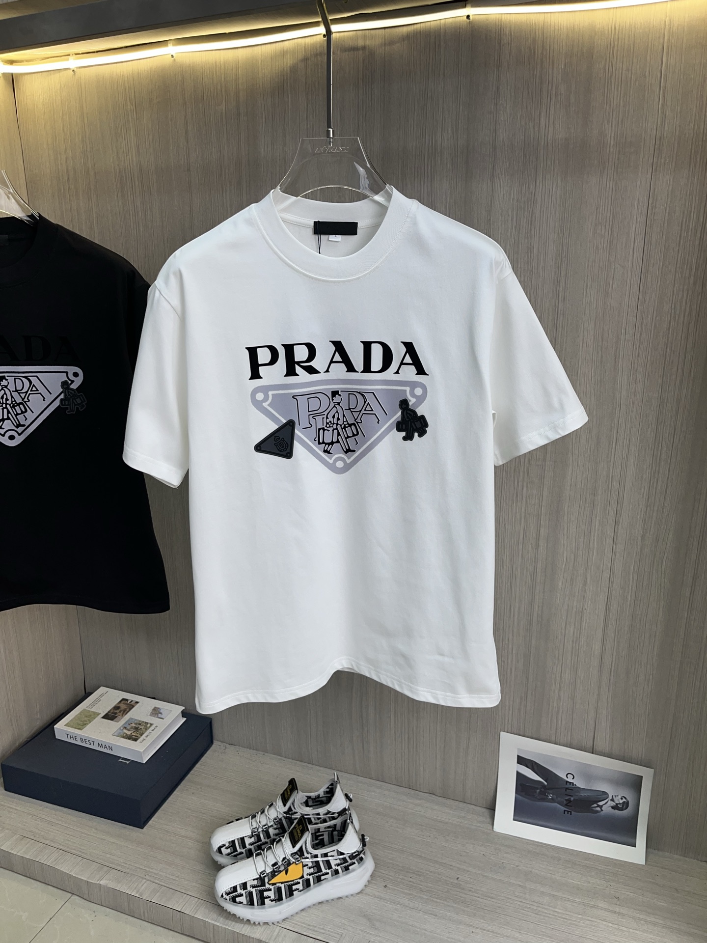 NO:431480,PRADA 2025ss Spring and Summer High-quality Pure Cotton Short-sleeved T-shirt, top-level original quality, current latest craftsmanship requirements, top-level orders require car line workmanship, super easy to match, top-level customization, matching details, quality and tailoring design are all first-class, custom imported cotton fabrics!  Full of style, light and versatile color matching. M-4XL, place an order to report height and weight, prada, prada, T-shirt, tees, t-shirt, alexander wang19860909PRADA普拉达 2025ss春夏高品质纯棉短袖T恤,顶级原单品质,当下最新工艺要求,顶级订单要求车线做工,超级好搭配,顶级定制,搭配整件细节 ,品质及剪裁设计都堪称一流,定制进口纯棉面料！型格十足,配色轻熟百搭.M-4XL,下单报身高体重,,prada,prada,T-shirt,tees，t-shirt,alexander wang,Men's clothing