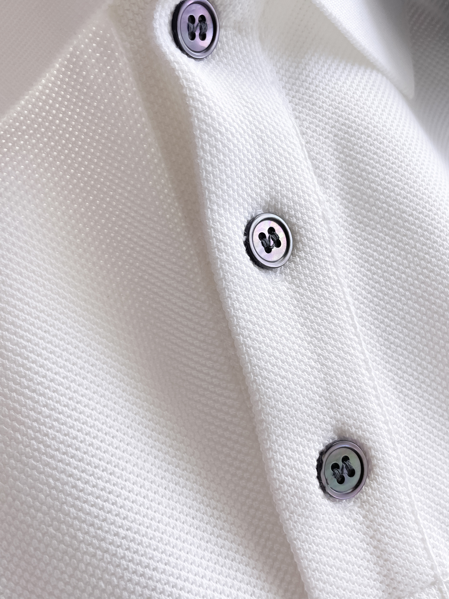 Dior 2025 Spring/Summer Collection Polo Shirt with Embroidered Bee Detail 10 i1753168982204 1993 0 9