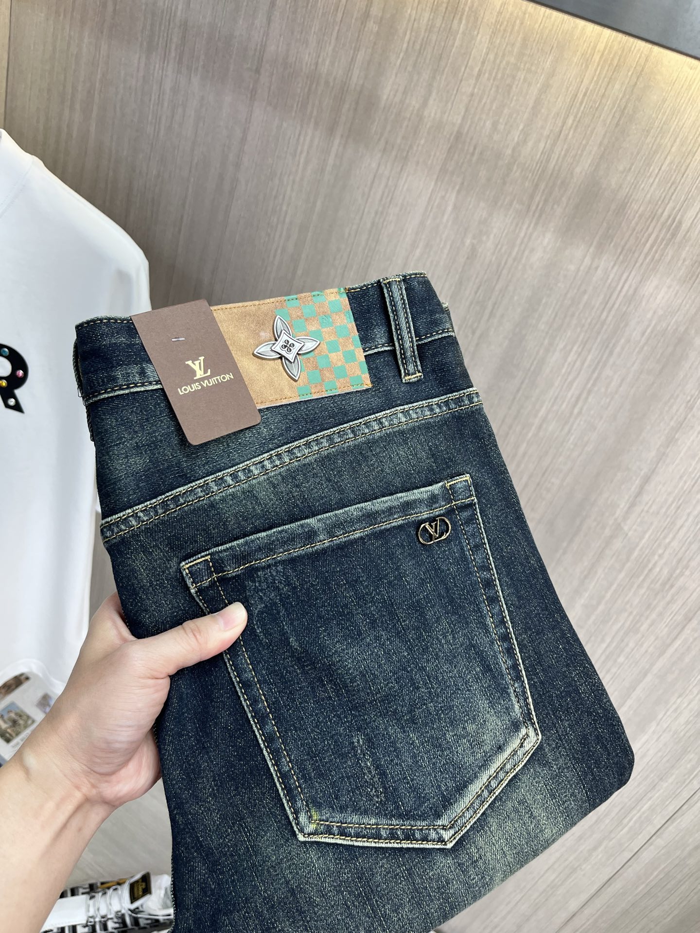 NO:932547,LV Louis Vuitton's 2026 new men's jeans have good fabric elasticity. Exclusively available on the official website. Fashionable and elegant. Heavy craftsmanship design. Using original color yeast washing process. Selected imported heavy denim denim fabric. Equipped with counter hardware decoration. Genuine leather label. Exquisite stitching. Big brand style. Worth owning. Size 28-38, shipped next day,,louis vuitton,louis vuitton,jeans,19860909LV路易威登 2026新品男士牛仔裤 面料弹性好.独家发售 官网同步 时尚优雅 重工艺设计.采用原色酵母水洗工艺 精选进口重磅丹宁牛仔面料 配专柜五金装饰 真皮皮牌 精致车线 大牌风范 值得拥有.码数28-38,隔天出货,,louis vuitton,louis vuitton,jeans,,Men's clothing