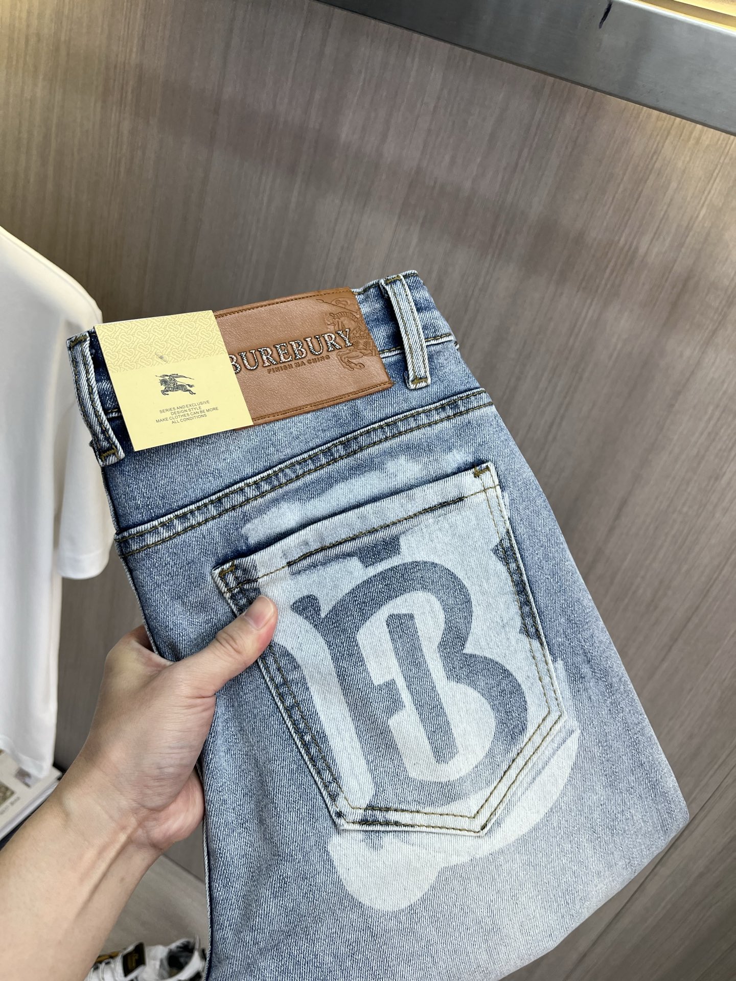 NO:932540,BURBERRY 2026 new men's jeans. The fabric has good elasticity. Exclusively sold on the official website. Fashionable and elegant. Heavy craftsmanship design. Using original color yeast washing process. Selected imported heavy denim denim fabric. Equipped with counter hardware decoration. Genuine leather label. Exquisite stitching. Big brand style. Worth owning. Size 28-38, shipped next day, burberry, burberry, jeans,19860909BURBERRY巴宝莉 2026新品男士牛仔裤 面料弹性好.独家发售 官网同步 时尚优雅 重工艺设计.采用原色酵母水洗工艺 精选进口重磅丹宁牛仔面料 配专柜五金装饰 真皮皮牌 精致车线 大牌风范 值得拥有.码数28-38,隔天出货,,burberry,burberry,jeans,,Men's clothing