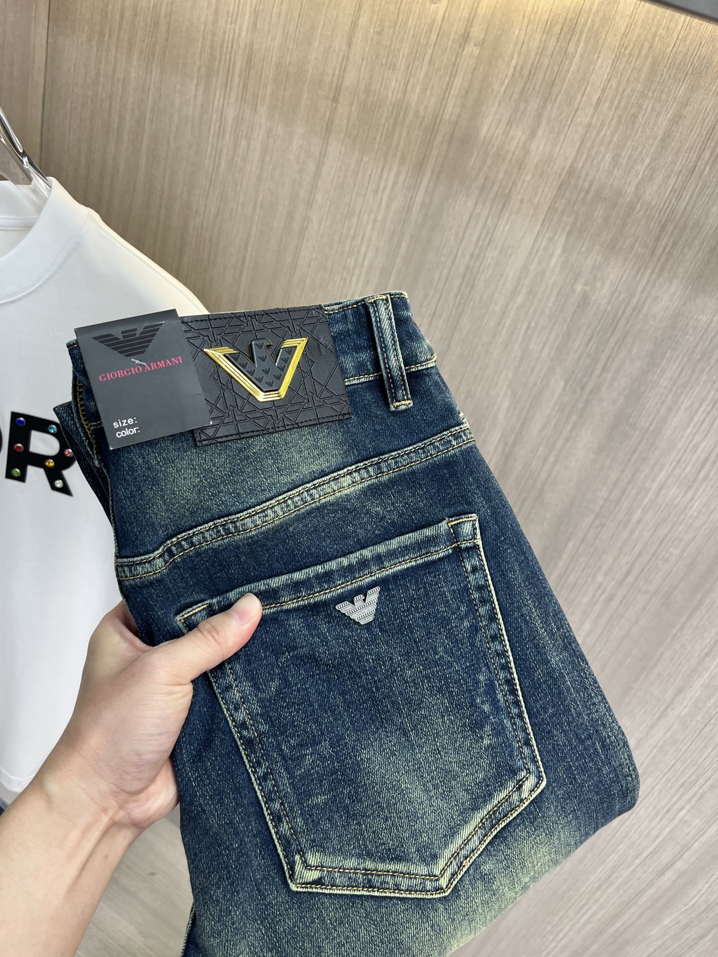 NO:932534,ARMANI Armani's 2026 new men's jeans. The fabric has good elasticity. Exclusively available on the official website. Fashionable and elegant. Heavy craftsmanship design. Using original color yeast washing process. Selected imported heavyweight denim denim fabric. Equipped with counter hardware decoration. Genuine leather label. Exquisite stitching. Big brand style. Worth having. Size 28-38, shipped next day, armani, armani, jeans,19860909ARMANI阿玛尼 2026新品男士牛仔裤 面料弹性好.独家发售 官网同步 时尚优雅 重工艺设计.采用原色酵母水洗工艺 精选进口重磅丹宁牛仔面料 配专柜五金装饰 真皮皮牌 精致车线 大牌风范 值得拥有.码数28-38,隔天出货,,armani,armani,jeans,,Men's clothing