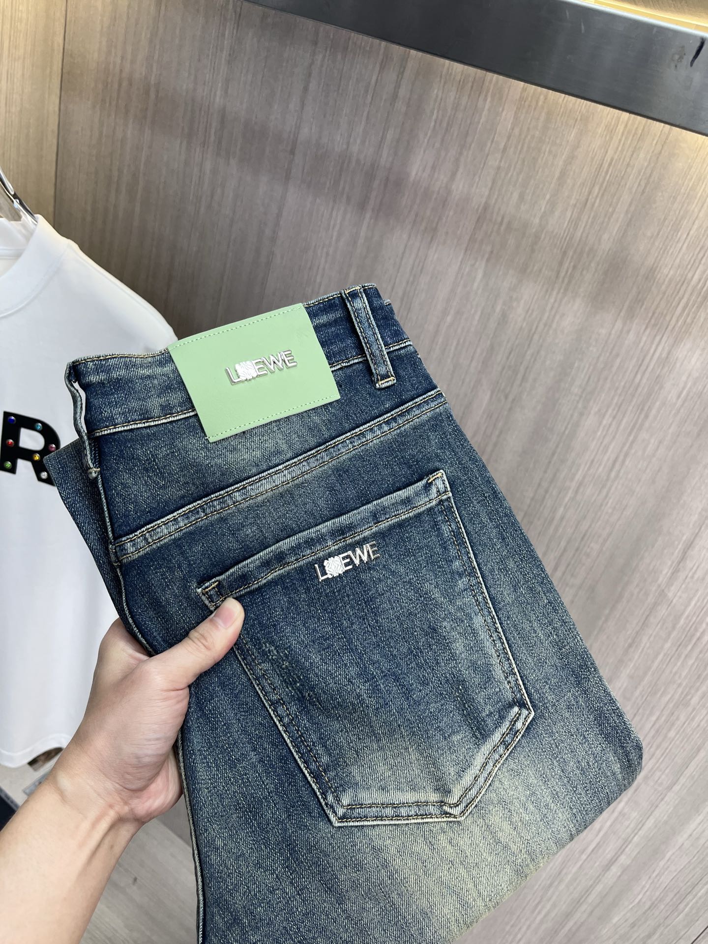 NO:932526,LOEWE Loewe's 2026 new men's jeans have good elasticity. Exclusively available on the official website. Fashionable and elegant. Heavy craftsmanship design. Using original color yeast washing process. Selected imported heavy denim denim fabric. Equipped with counter hardware decoration. Genuine leather label. Exquisite stitching. Big brand style. Worth owning. Code number 28-38, shipped next day,,loewe,loewe,jeans,19860909LOEWE罗意威 2026新品男士牛仔裤 面料弹性好.独家发售 官网同步 时尚优雅 重工艺设计.采用原色酵母水洗工艺 精选进口重磅丹宁牛仔面料 配专柜五金装饰 真皮皮牌 精致车线 大牌风范 值得拥有.码数28-38,隔天出货,,loewe,loewe,jeans,,Men's clothing
