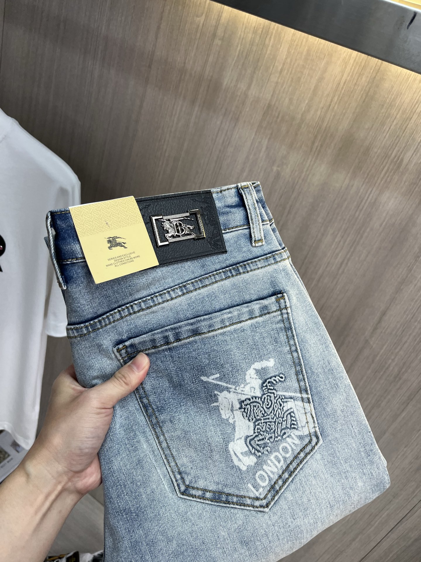 NO:932518,BURBERRY 2026 new men's jeans. The fabric has good elasticity. Exclusively sold on the official website. Fashionable and elegant. Heavy craftsmanship design. Using original color yeast washing process. Selected imported heavy denim denim fabric. Equipped with counter hardware decoration. Genuine leather label. Exquisite stitching. Big brand style. Worth owning. Size 28-38, shipped next day, burberry, burberry, jeans,19860909BURBERRY巴宝莉 2026新品男士牛仔裤 面料弹性好.独家发售 官网同步 时尚优雅 重工艺设计.采用原色酵母水洗工艺 精选进口重磅丹宁牛仔面料 配专柜五金装饰 真皮皮牌 精致车线 大牌风范 值得拥有.码数28-38,隔天出货,,burberry,burberry,jeans,,Men's clothing