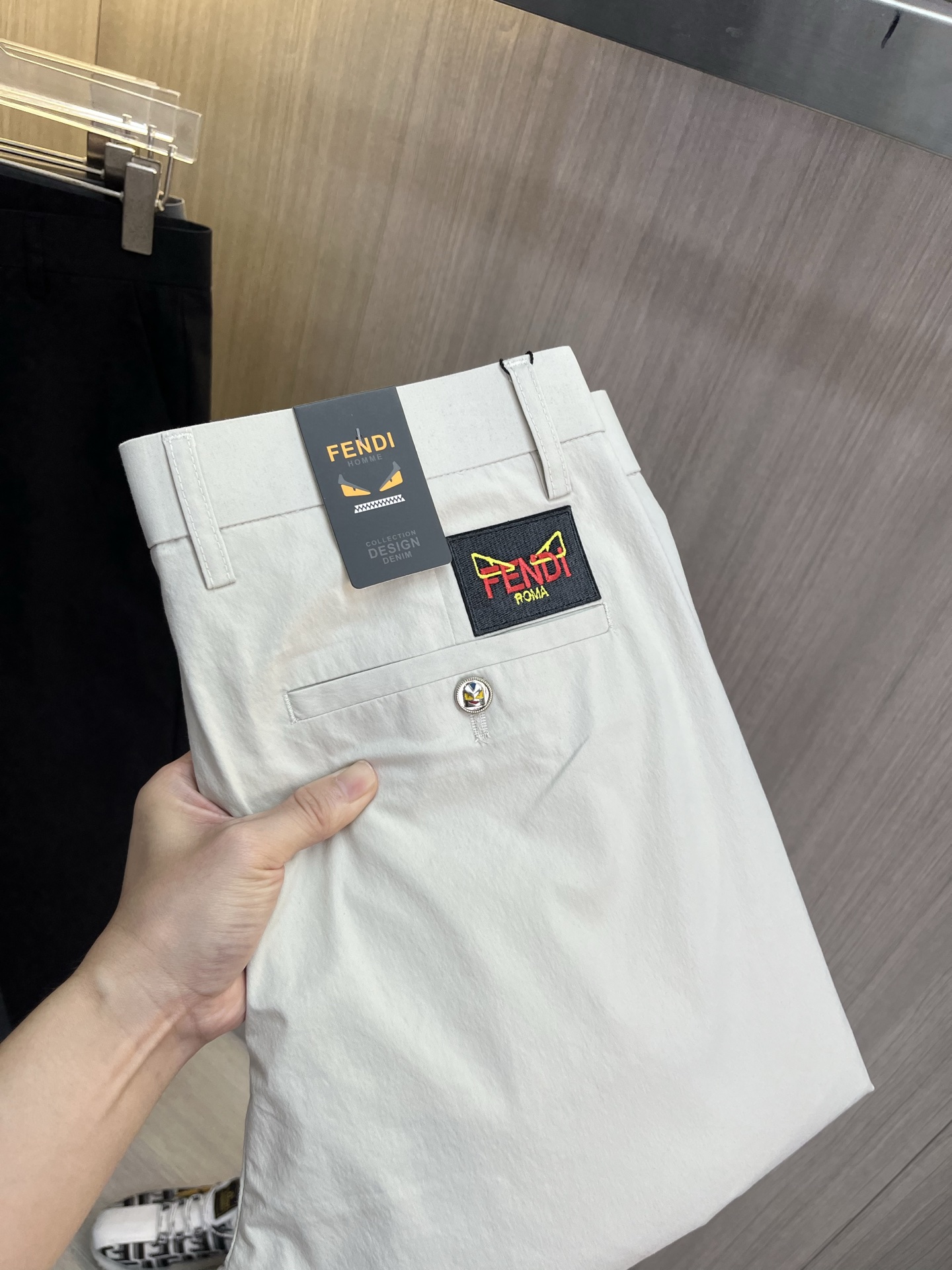 NO:931362,FENDI Fendi casual pants, trousers, new style, summer thin style, special fabric for advanced custom pants, customized original hardware, heavy craftsmanship, fine lathe wiring, customized fabric, soft and comfortable, significant texture, exquisite accessories, great upper body effect, complete three standards, standard size 29-38, no 35 (shipped next day),,fendi,fendi,19860909FENDI芬迪 休闲裤 西裤 新款 夏季薄款 高级定制裤子专用面料 定制原版五金 重工工艺打造 车工走线精细 定制面料 柔软舒适 质感显著 辅料精美 上身效果超赞 三标齐全 标准尺码29-38,无35（隔天出货）,,fendi,fendi,,Men's clothing