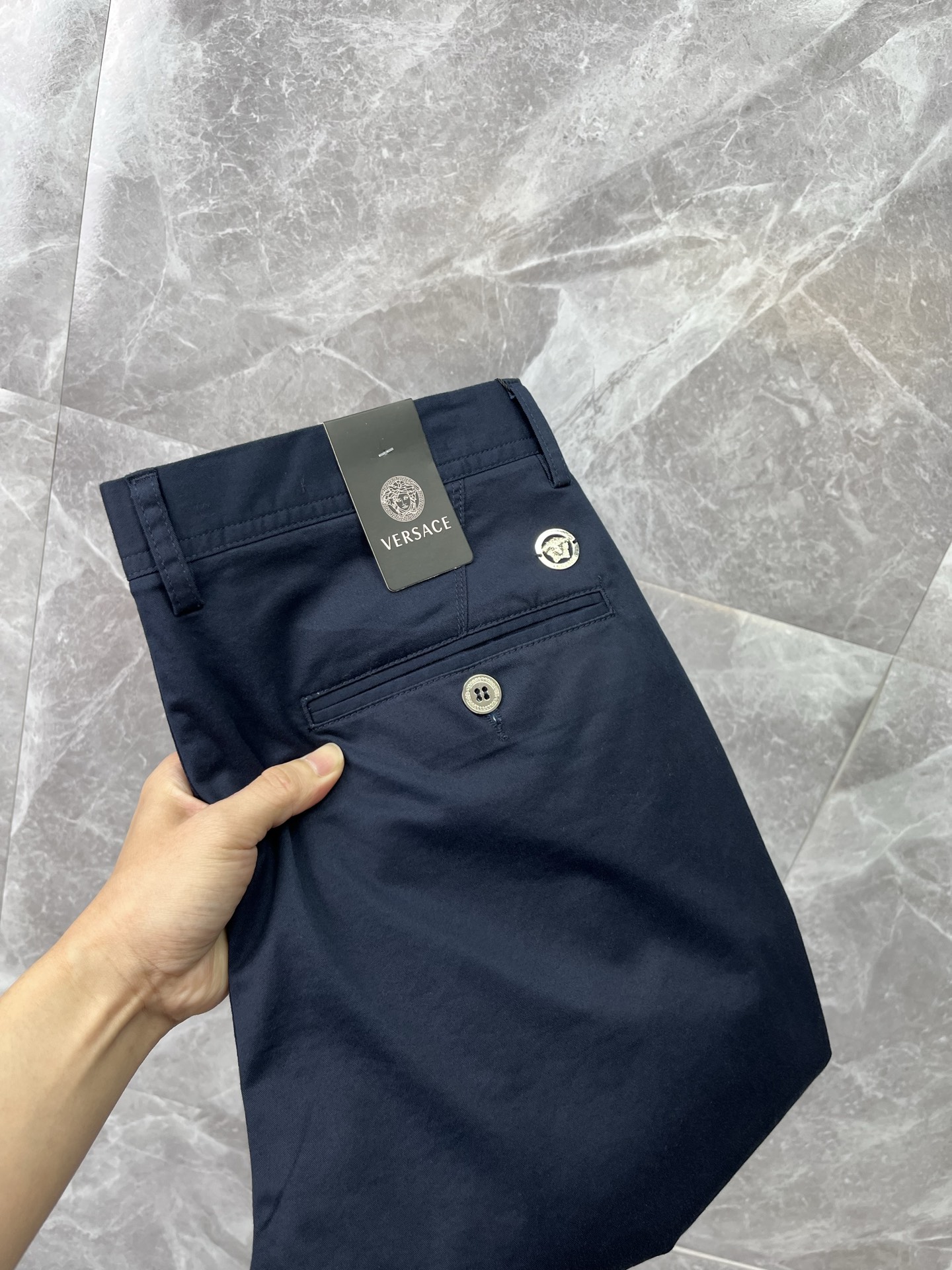 NO:863691,VERSACE Versace casual pants, trousers, new style, four-season style, special fabric for advanced custom pants, customized original hardware, heavy craftsmanship, fine turning and routing, customized fabric, soft and comfortable, significant texture, exquisite accessories, great upper body effect, complete three standards, standard size 29-40, no 35 (shipped next day),,versace,versace,19860909VERSACE范思哲 休闲裤 西裤 新款 四季款 高级定制裤子专用面料 定制原版五金 重工工艺打造 车工走线精细 定制面料 柔软舒适 质感显著 辅料精美 上身效果超赞 三标齐全 标准尺码29-40,无35（隔天出货）,,versace,versace,,Men's clothing
