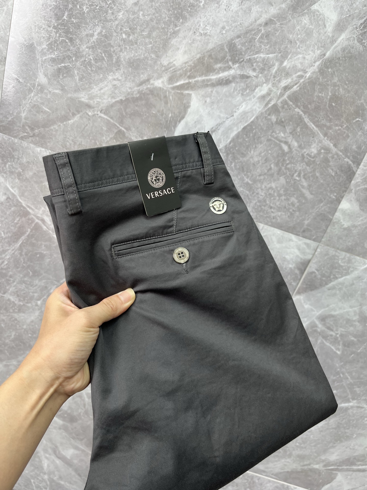 NO:863714,VERSACE Versace casual pants, trousers, new style, four-season style, special fabric for advanced custom pants, customized original hardware, heavy craftsmanship, fine turning and routing, customized fabric, soft and comfortable, significant texture, exquisite accessories, great upper body effect, complete three standards, standard size 29-40, no 35 (shipped next day),,versace,versace,19860909VERSACE范思哲 休闲裤 西裤 新款 四季款 高级定制裤子专用面料 定制原版五金 重工工艺打造 车工走线精细 定制面料 柔软舒适 质感显著 辅料精美 上身效果超赞 三标齐全 标准尺码29-40,无35（隔天出货）,,versace,versace,,Men's clothing