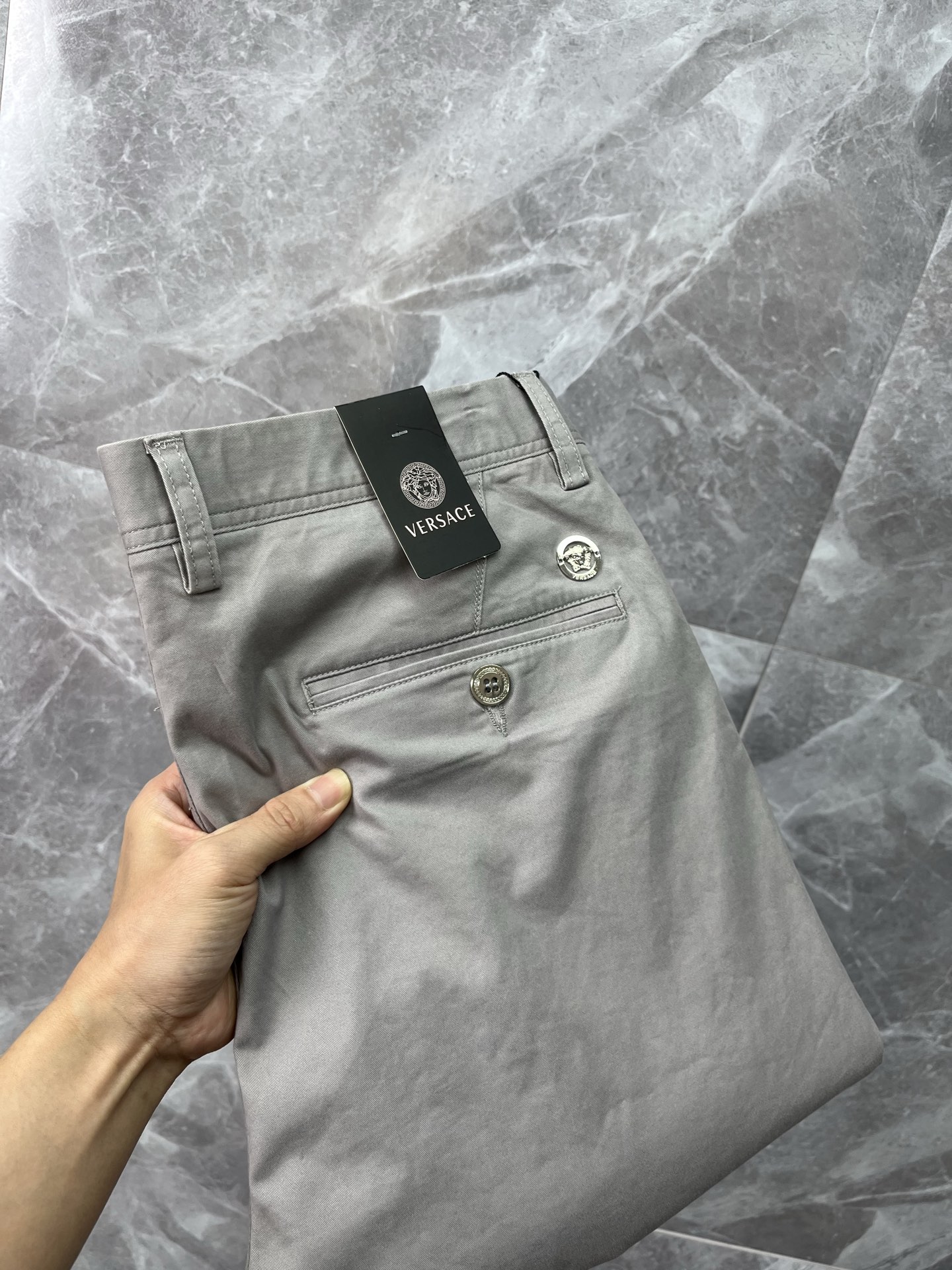 NO:863757,VERSACE Versace casual pants, trousers, new style, four-season style, special fabric for advanced custom pants, customized original hardware, heavy craftsmanship, fine turning and routing, customized fabric, soft and comfortable, significant texture, exquisite accessories, great upper body effect, complete three standards, standard size 29-40, no 35 (shipped next day),,versace,versace,19860909VERSACE范思哲 休闲裤 西裤 新款 四季款 高级定制裤子专用面料 定制原版五金 重工工艺打造 车工走线精细 定制面料 柔软舒适 质感显著 辅料精美 上身效果超赞 三标齐全 标准尺码29-40,无35（隔天出货）,,versace,versace,,Men's clothing