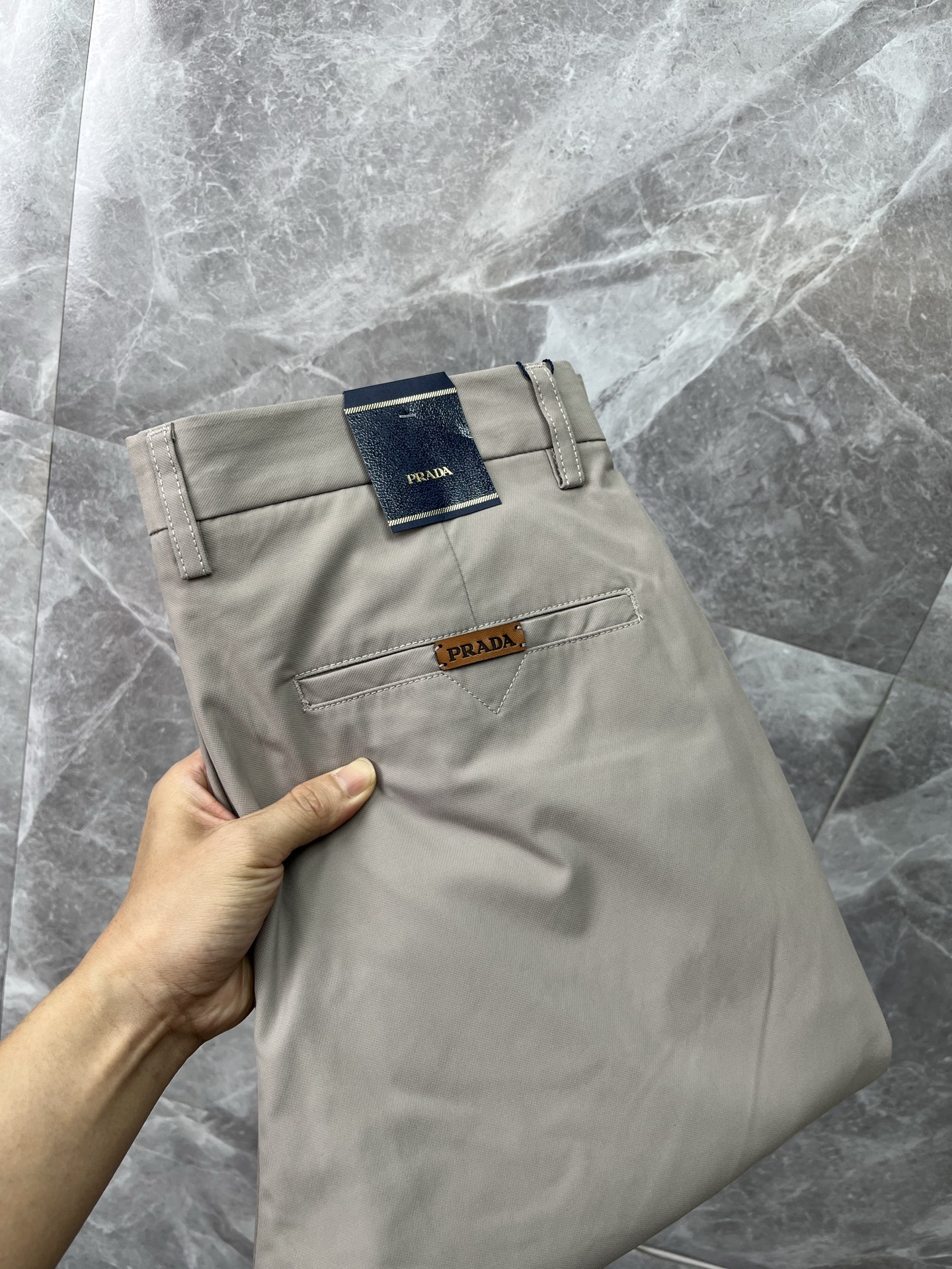 NO:877554,PRADA Casual pants, trousers, new style, thin summer style, special fabric for advanced custom pants, customized original hardware, heavy craftsmanship, fine turning and routing, customized fabric, soft and comfortable, significant texture, exquisite accessories, great upper body effect, complete three standards, standard size 29-38, no 35 (shipped next day),, prada, prada,19860909PRADA普拉达 休闲裤 西裤 新款 夏季薄款 高级定制裤子专用面料 定制原版五金 重工工艺打造 车工走线精细 定制面料 柔软舒适 质感显著 辅料精美 上身效果超赞 三标齐全 标准尺码29-38,无35（隔天出货）,,prada,prada,,Men's clothing
