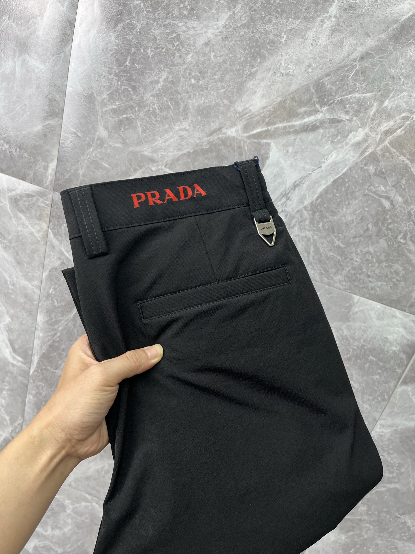 NO:863713,PRADA Casual pants, trousers, new style, four seasons, special fabric for advanced custom trousers, customized original hardware, heavy craftsmanship, fine turning and wiring, customized fabric, soft and comfortable, significant texture, exquisite accessories, great upper body effect, complete three standards, standard size 29-40, no 35 (shipped next day), prada, prada,19860909PRADA普拉达 休闲裤 西裤 新款 四季款 高级定制裤子专用面料 定制原版五金 重工工艺打造 车工走线精细 定制面料 柔软舒适 质感显著 辅料精美 上身效果超赞 三标齐全 标准尺码29-40,无35（隔天出货）,,prada,prada,,Men's clothing