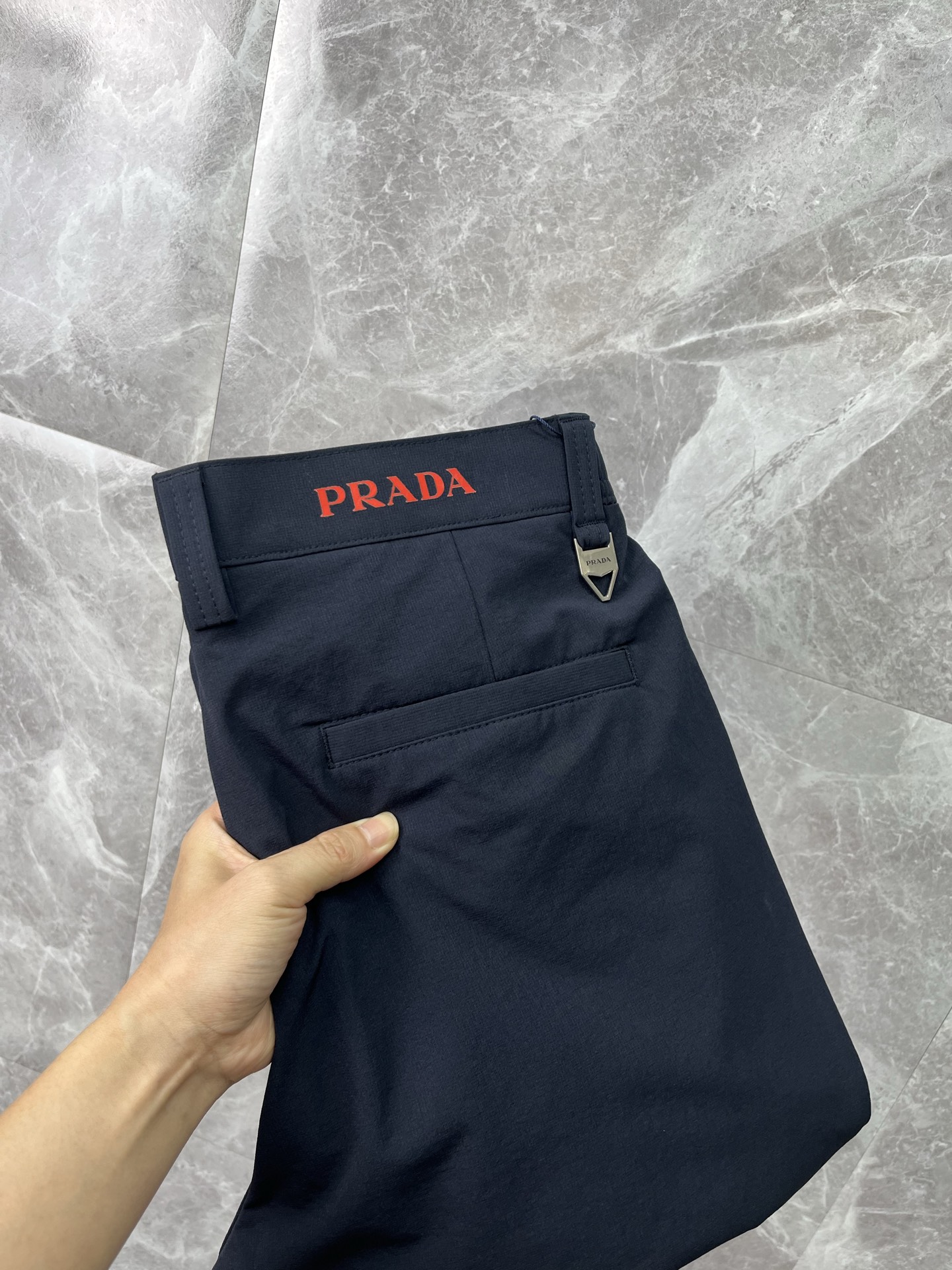 NO:863690,PRADA Casual pants, trousers, new style, four seasons, special fabric for advanced custom trousers, customized original hardware, heavy craftsmanship, fine turning and wiring, customized fabric, soft and comfortable, significant texture, exquisite accessories, great upper body effect, complete three standards, standard size 29-40, no 35 (shipped next day), prada, prada,19860909PRADA普拉达 休闲裤 西裤 新款 四季款 高级定制裤子专用面料 定制原版五金 重工工艺打造 车工走线精细 定制面料 柔软舒适 质感显著 辅料精美 上身效果超赞 三标齐全 标准尺码29-40,无35（隔天出货）,,prada,prada,,Men's clothing