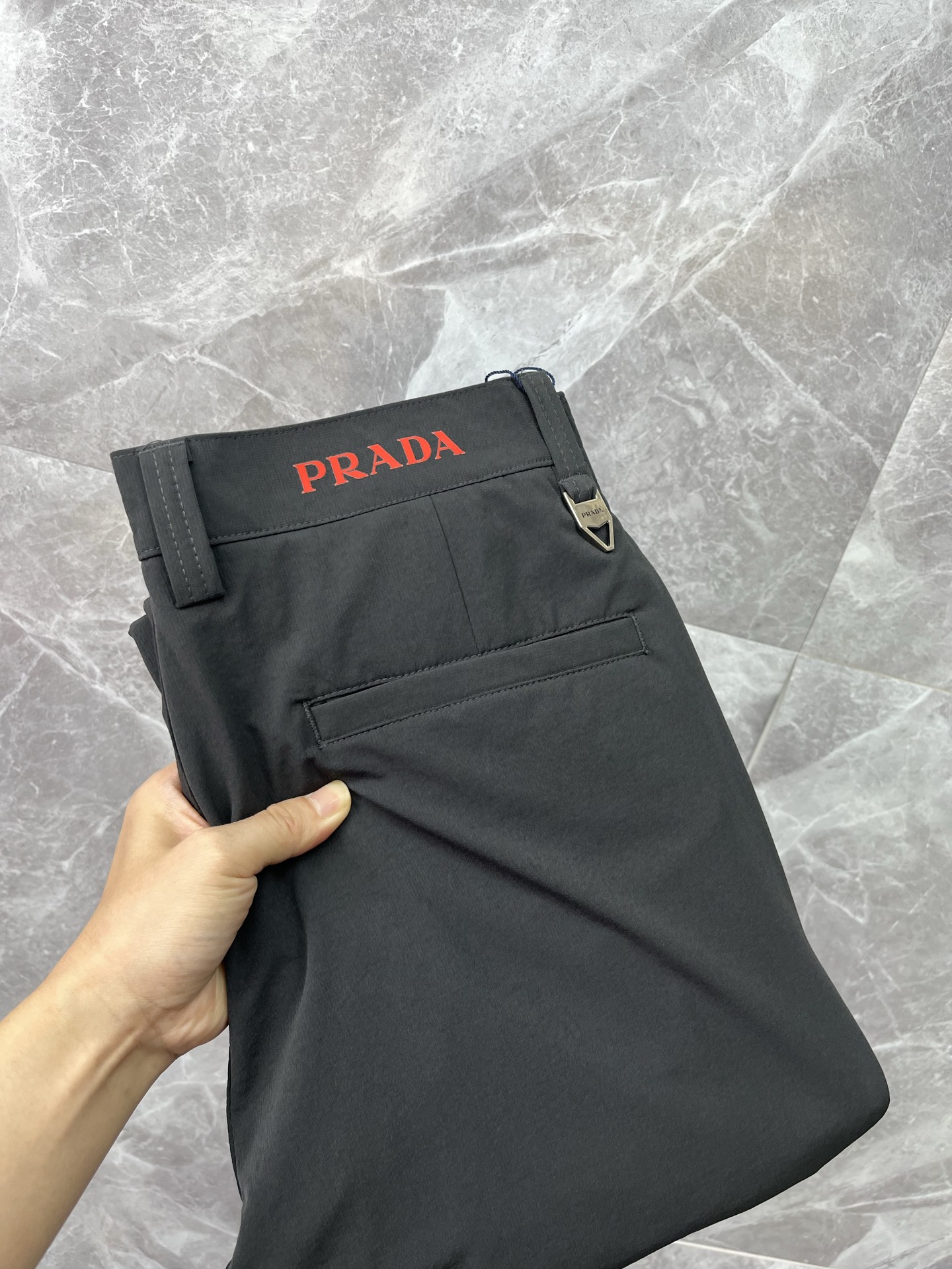 NO:863666,PRADA Casual pants, trousers, new style, four seasons, special fabric for advanced custom trousers, customized original hardware, heavy craftsmanship, fine turning and wiring, customized fabric, soft and comfortable, significant texture, exquisite accessories, great upper body effect, complete three standards, standard size 29-40, no 35 (shipped next day), prada, prada,19860909PRADA普拉达 休闲裤 西裤 新款 四季款 高级定制裤子专用面料 定制原版五金 重工工艺打造 车工走线精细 定制面料 柔软舒适 质感显著 辅料精美 上身效果超赞 三标齐全 标准尺码29-40,无35（隔天出货）,,prada,prada,,Men's clothing