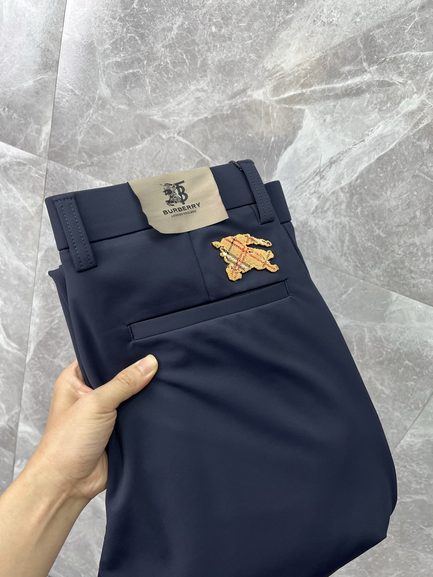 NO:937859,BURBERRY casual pants, trousers, new style, four-season style, special fabric for advanced custom pants, customized original hardware, heavy craftsmanship, fine turning and routing, customized fabric, soft and comfortable, significant texture, exquisite accessories, great upper body effect, complete with three standards, standard size 29-40 (shipped next day),,burberry,burberry,19860909BURBERRY巴宝莉 休闲裤 西裤 新款 四季款 高级定制裤子专用面料 定制原版五金 重工工艺打造 车工走线精细 定制面料 柔软舒适 质感显著 辅料精美 上身效果超赞 三标齐全 标准尺码29-40（隔天出货）,,burberry,burberry,,Men's clothing