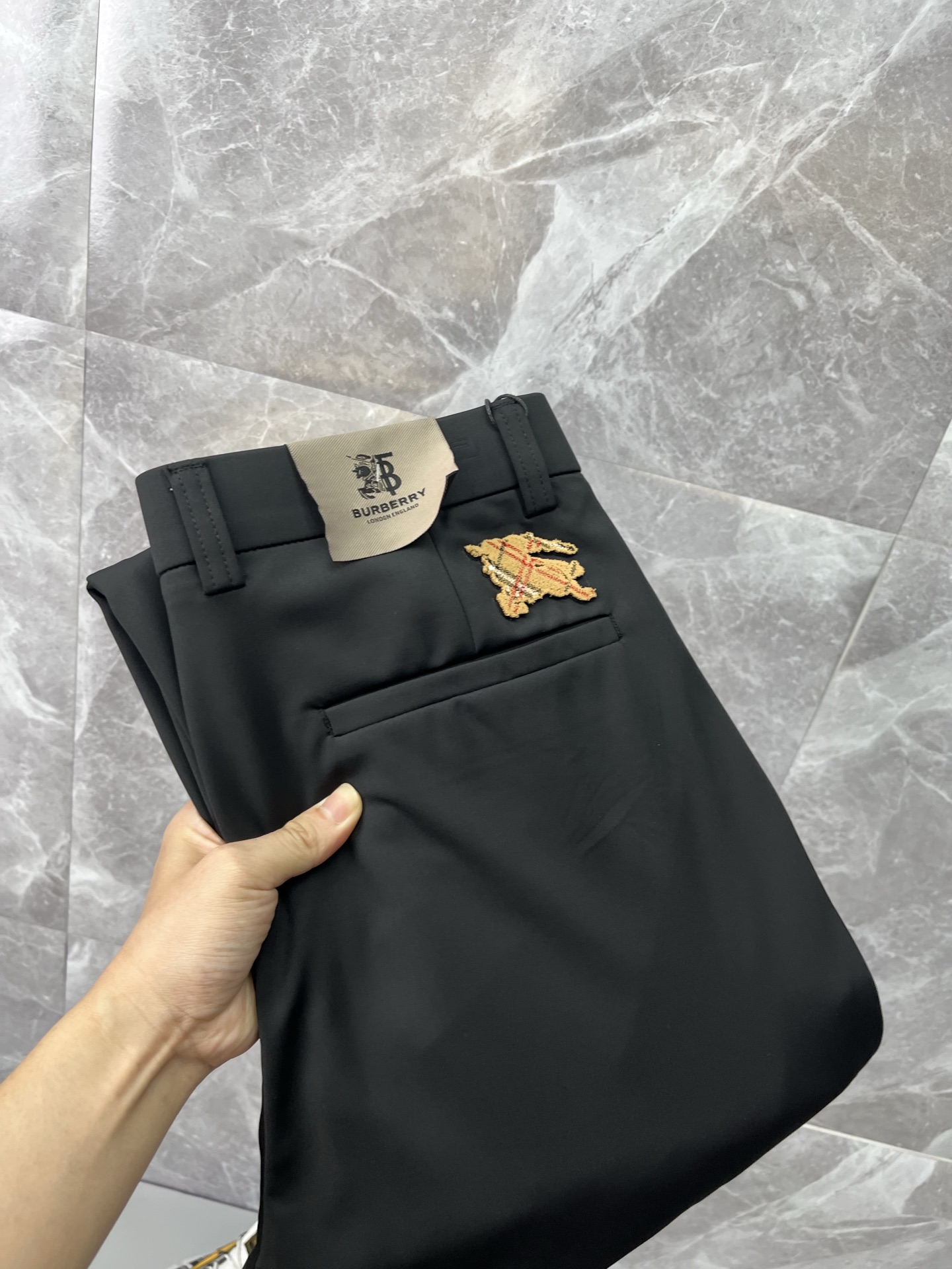 NO:877551,BURBERRY casual pants, trousers, new style, four-season style, special fabric for advanced custom pants, customized original hardware, heavy craftsmanship, fine turning and routing, customized fabric, soft and comfortable, significant texture, exquisite accessories, great upper body effect, complete with three standards, standard size 29-40 (shipped next day),,burberry,burberry,19860909BURBERRY巴宝莉 休闲裤 西裤 新款 四季款 高级定制裤子专用面料 定制原版五金 重工工艺打造 车工走线精细 定制面料 柔软舒适 质感显著 辅料精美 上身效果超赞 三标齐全 标准尺码29-40（隔天出货）,,burberry,burberry,,Men's clothing