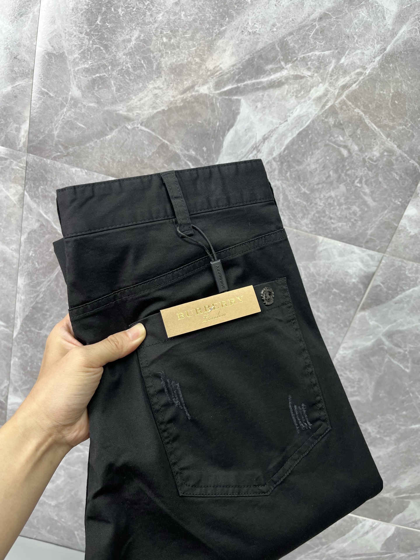 NO:863665,BURBERRY casual pants, trousers, new style, four seasons, special fabric for advanced custom pants, customized original hardware, heavy craftsmanship, fine lathe wiring, customized fabric, soft and comfortable, significant texture, exquisite accessories, great upper body effect, complete three standards, standard size 29-38, no 35 (shipped next day),, burberry, burberry,19860909BURBERRY巴宝莉 休闲裤 西裤 新款 四季款 高级定制裤子专用面料 定制原版五金 重工工艺打造 车工走线精细 定制面料 柔软舒适 质感显著 辅料精美 上身效果超赞 三标齐全 标准尺码29-38,无35（隔天出货）,,burberry,burberry,,Men's clothing