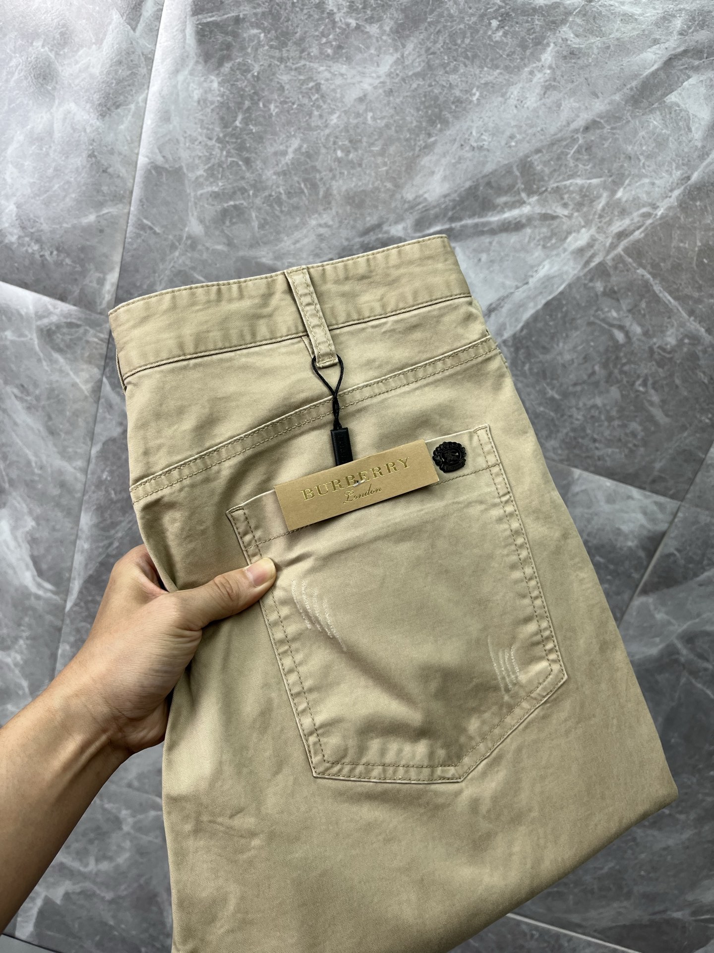 NO:863641,BURBERRY casual pants, trousers, new style, four seasons, special fabric for advanced custom pants, customized original hardware, heavy craftsmanship, fine lathe wiring, customized fabric, soft and comfortable, significant texture, exquisite accessories, great upper body effect, complete three standards, standard size 29-38, no 35 (shipped next day),, burberry, burberry,19860909BURBERRY巴宝莉 休闲裤 西裤 新款 四季款 高级定制裤子专用面料 定制原版五金 重工工艺打造 车工走线精细 定制面料 柔软舒适 质感显著 辅料精美 上身效果超赞 三标齐全 标准尺码29-38,无35（隔天出货）,,burberry,burberry,,Men's clothing