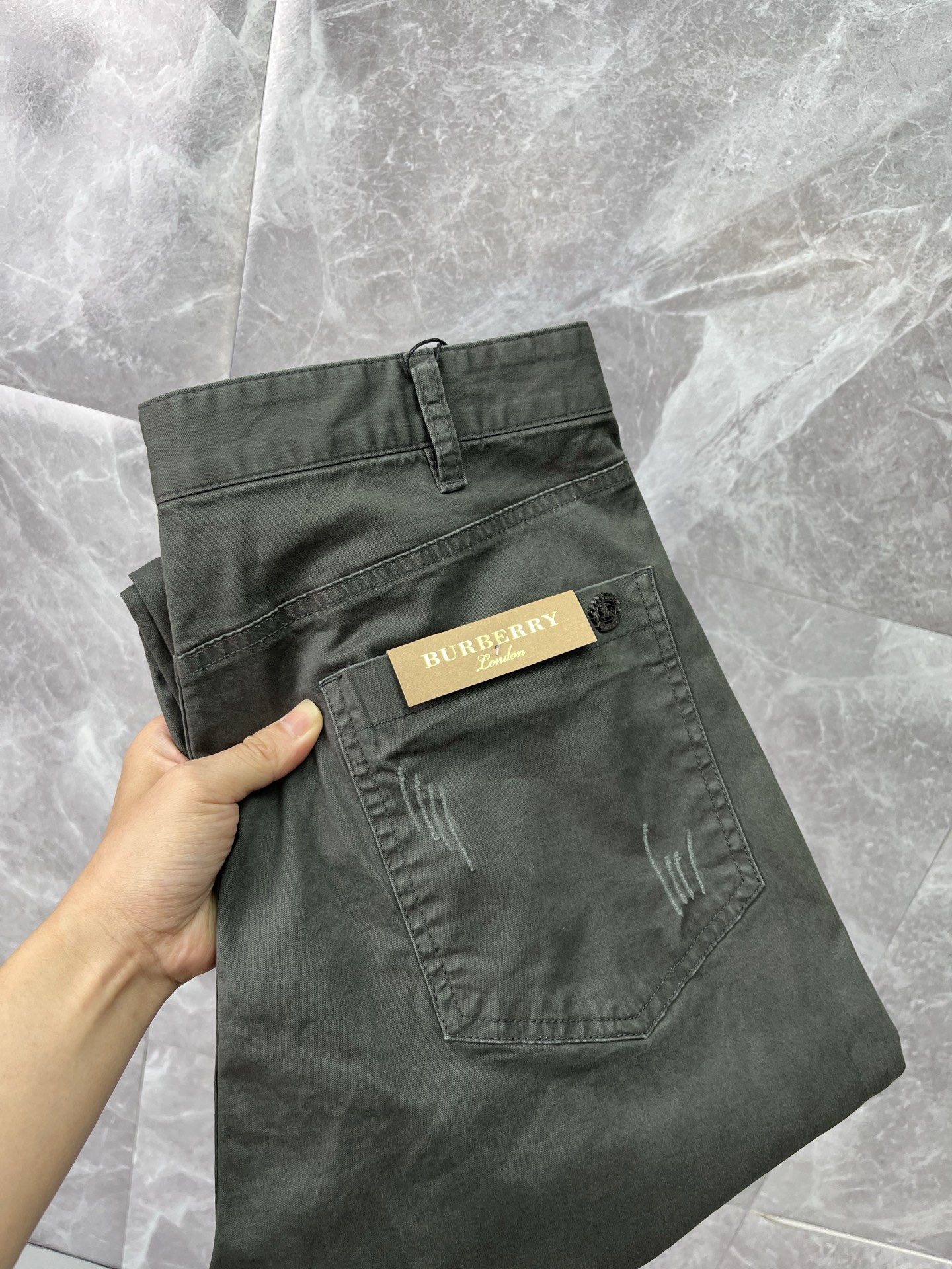 NO:863735,BURBERRY casual pants, trousers, new style, four seasons, special fabric for advanced custom pants, customized original hardware, heavy craftsmanship, fine lathe wiring, customized fabric, soft and comfortable, significant texture, exquisite accessories, great upper body effect, complete three standards, standard size 29-38, no 35 (shipped next day),, burberry, burberry,19860909BURBERRY巴宝莉 休闲裤 西裤 新款 四季款 高级定制裤子专用面料 定制原版五金 重工工艺打造 车工走线精细 定制面料 柔软舒适 质感显著 辅料精美 上身效果超赞 三标齐全 标准尺码29-38,无35（隔天出货）,,burberry,burberry,,Men's clothing