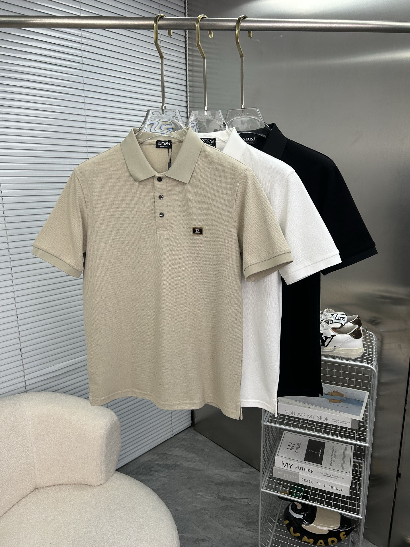 NO:910982,ZEGNA 2026 spring and summer new polo shirt business casual lapel short-sleeved T-shirt, the exquisite and fitted tailoring sets off the minimalist design style, showing the elegant style at a glance!  High gram weight 260g pure cotton pique fabric, the quality is supreme, the materials will never disappoint, the fabric surface is fine and smooth, soft and skin-friendly, the cotton is full, with elasticity, the upper body is high-end and crisp and stylish at the same time, sizes M-3XL,,zegna,T-shirt,tees,t-shirt,19860909ZEGNA杰尼亚 2026春夏新款polo衫商务休闲翻领短袖T恤,精致合体的剪裁版型衬托出了极简主义的设计风格,把优雅风展露的一览无余！高克重260g纯棉珠地面料,品质至上,用料永远不会让人失望,布面精细光滑,柔软亲肤,棉质饱满,附有弹力 ,上身高档的同时又挺括有型,尺码M-3XL,,zegna,T-shirt,tees，t-shirt,,Men's clothing