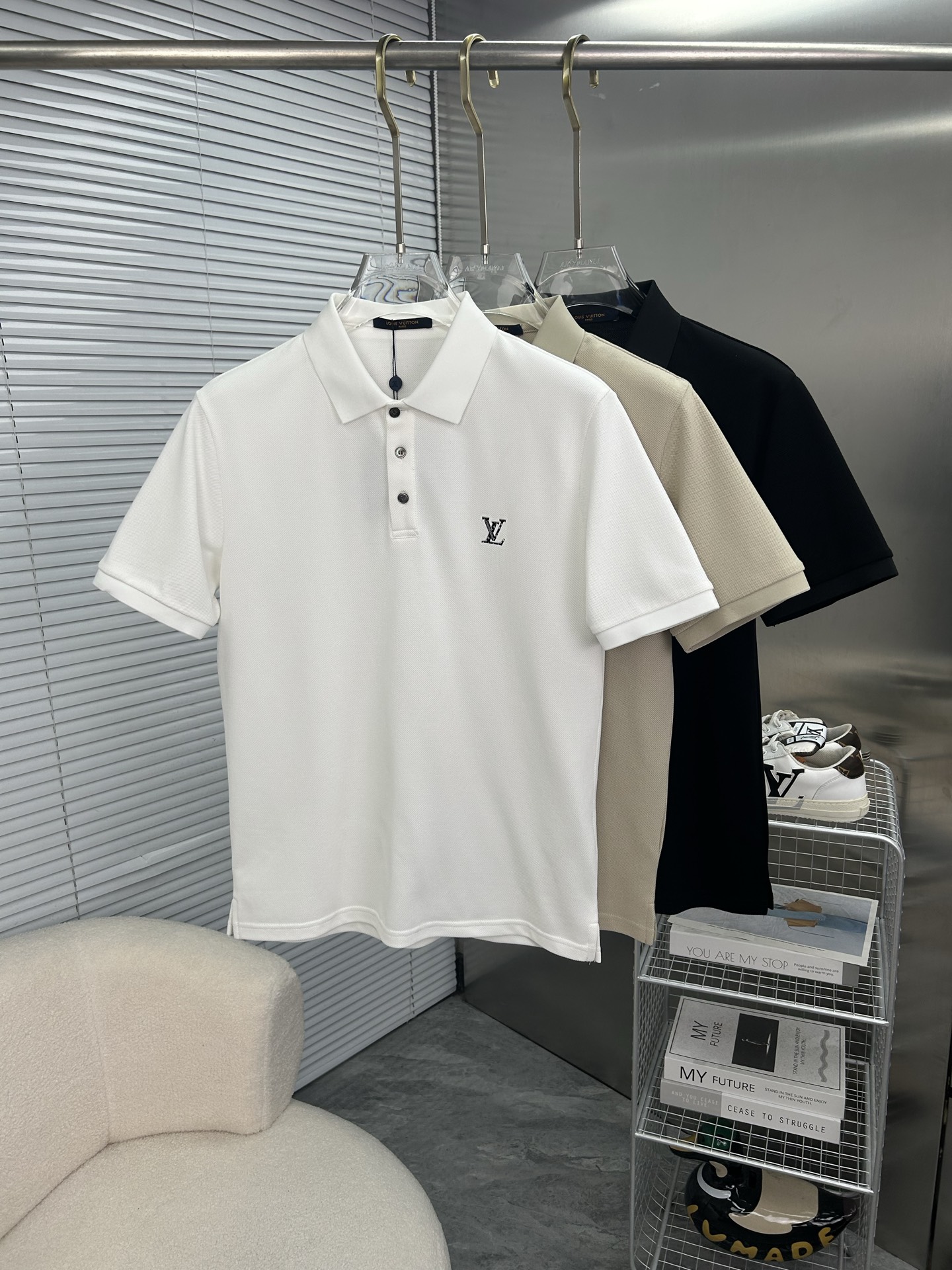 NO:934708,LV Louis Vuitton's new 2026 spring and summer polo shirt is a business casual lapel short-sleeved T-shirt. The exquisite and fitted tailoring sets off the minimalist design style, showing the elegant style at a glance!  High gram weight 260g pure cotton pique fabric, the quality is supreme, the materials used will never disappoint, the fabric surface is fine and smooth, soft and skin-friendly, full of cotton, with elasticity, the upper body is high-end and crisp and stylish, size M-3XL,, louis vuitton, louis vuitton, T-shirt, tees, t-shirt,19860909LV路易威登 2026春夏新款polo衫商务休闲翻领短袖T恤,精致合体的剪裁版型衬托出了极简主义的设计风格,把优雅风展露的一览无余！高克重260g纯棉珠地面料,品质至上,用料永远不会让人失望,布面精细光滑,柔软亲肤,棉质饱满,附有弹力 ,上身高档的同时又挺括有型,尺码M-3XL,,louis vuitton,louis vuitton,T-shirt,tees，t-shirt,,Men's clothing