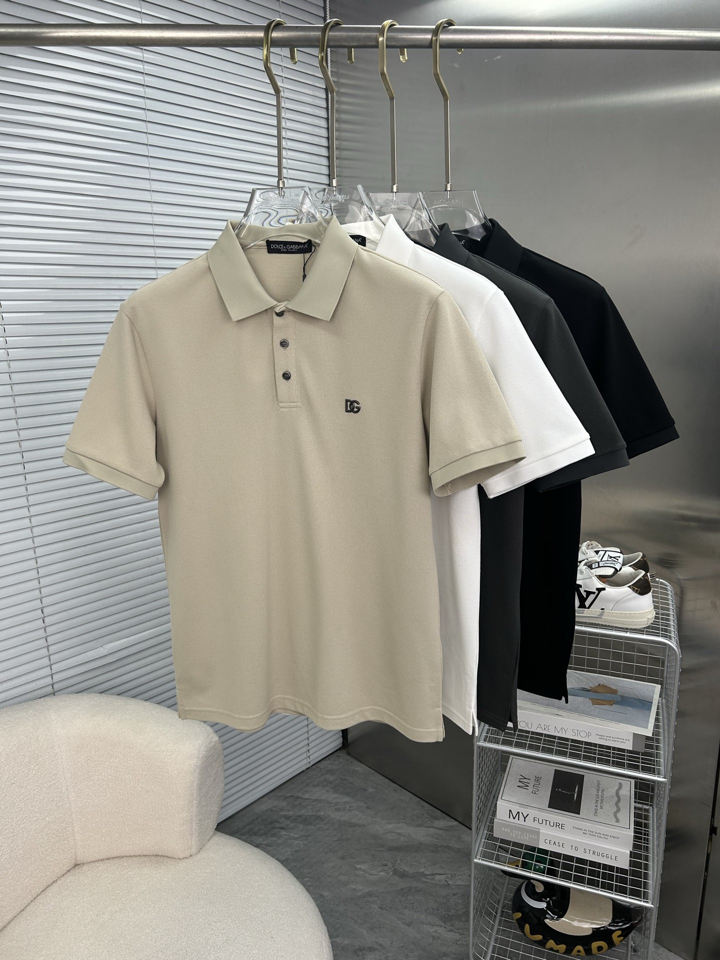 NO:934703,DG Dolce & Gabbana's 2026 spring and summer new polo shirt business casual lapel short-sleeved T-shirt, the exquisite and fitted tailoring sets off the minimalist design style, showing the elegant style at a glance!  High gram weight 260g pure cotton pique fabric, the quality is supreme, the materials will never disappoint, the fabric surface is fine and smooth, soft and skin-friendly, the cotton is full, with elasticity, the upper body is high-end and crisp and stylish at the same time, size M-3XL, Dolce&Gabbana, T-shirt, tees, t-shirt,19860909DG杜嘉班纳 2026春夏新款polo衫商务休闲翻领短袖T恤,精致合体的剪裁版型衬托出了极简主义的设计风格,把优雅风展露的一览无余！高克重260g纯棉珠地面料,品质至上,用料永远不会让人失望,布面精细光滑,柔软亲肤,棉质饱满,附有弹力 ,上身高档的同时又挺括有型,尺码M-3XL,,Dolce&Gabbana,T-shirt,tees，t-shirt,,Men's clothing