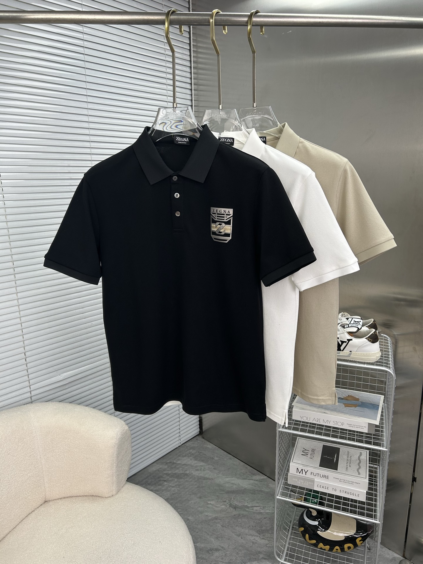 NO:934736,ZEGNA 2026 spring and summer new polo shirt business casual lapel short-sleeved T-shirt, the exquisite and fitted tailoring sets off the minimalist design style, showing the elegant style at a glance!  High gram weight 260g pure cotton pique fabric, the quality is supreme, the materials will never disappoint, the fabric surface is fine and smooth, soft and skin-friendly, the cotton is full, with elasticity, the upper body is high-end and crisp and stylish at the same time, sizes M-3XL,,zegna,T-shirt,tees,t-shirt,19860909ZEGNA杰尼亚 2026春夏新款polo衫商务休闲翻领短袖T恤,精致合体的剪裁版型衬托出了极简主义的设计风格,把优雅风展露的一览无余！高克重260g纯棉珠地面料,品质至上,用料永远不会让人失望,布面精细光滑,柔软亲肤,棉质饱满,附有弹力 ,上身高档的同时又挺括有型,尺码M-3XL,,zegna,T-shirt,tees，t-shirt,,Men's clothing