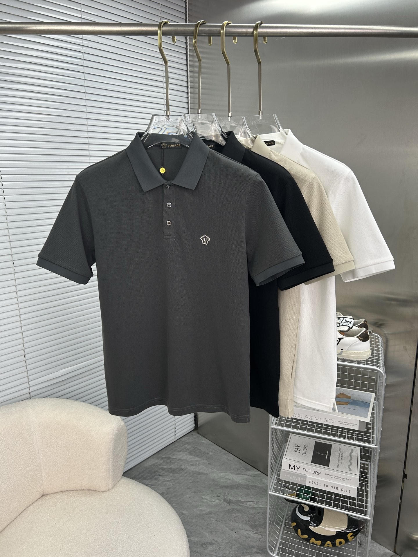 NO:908310,VERSACE Versace 2026 spring and summer new polo shirt business casual lapel short-sleeved T-shirt, the exquisite and fitted tailoring sets off the minimalist design style, showing the elegant style at a glance!  High gram weight 260g pure cotton pique fabric, the quality is supreme, the materials will never disappoint, the fabric surface is fine and smooth, soft and skin-friendly, the cotton is full, with elasticity, the upper body is high-end and crisp and stylish, sizes M-3XL,,versace,versace,T-shirt,tees,t-shirt,19860909VERSACE范思哲 2026春夏新款polo衫商务休闲翻领短袖T恤,精致合体的剪裁版型衬托出了极简主义的设计风格,把优雅风展露的一览无余！高克重260g纯棉珠地面料,品质至上,用料永远不会让人失望,布面精细光滑,柔软亲肤,棉质饱满,附有弹力 ,上身高档的同时又挺括有型,尺码M-3XL,,versace,versace,T-shirt,tees，t-shirt,,Men's clothing