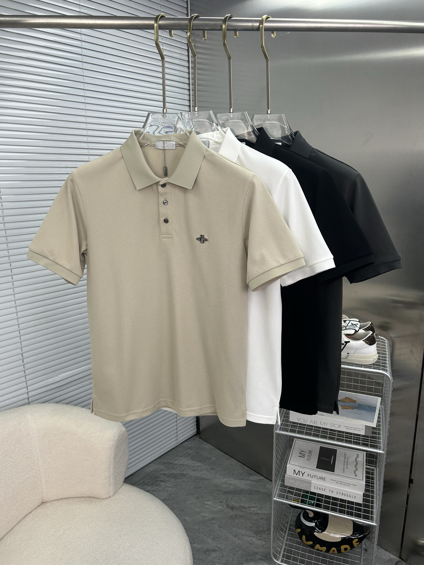 NO:934740,DIOR Dior's new 2026 spring and summer polo shirt is a business casual lapel short-sleeved T-shirt. The exquisite and fitted tailoring sets off the minimalist design style, showing the elegant style at a glance!  High gram weight 260g pure cotton pique fabric, the quality is supreme, the materials will never disappoint, the fabric surface is fine and smooth, soft and skin-friendly, the cotton is full, with elasticity, the upper body is high-end and crisp and stylish at the same time, size M-3XL, dior, dior, T-shirt, tees, t-shirt,19860909DIOR迪奥 2026春夏新款polo衫商务休闲翻领短袖T恤,精致合体的剪裁版型衬托出了极简主义的设计风格,把优雅风展露的一览无余！高克重260g纯棉珠地面料,品质至上,用料永远不会让人失望,布面精细光滑,柔软亲肤,棉质饱满,附有弹力 ,上身高档的同时又挺括有型,尺码M-3XL,,dior,dior,T-shirt,tees，t-shirt,,Men's clothing