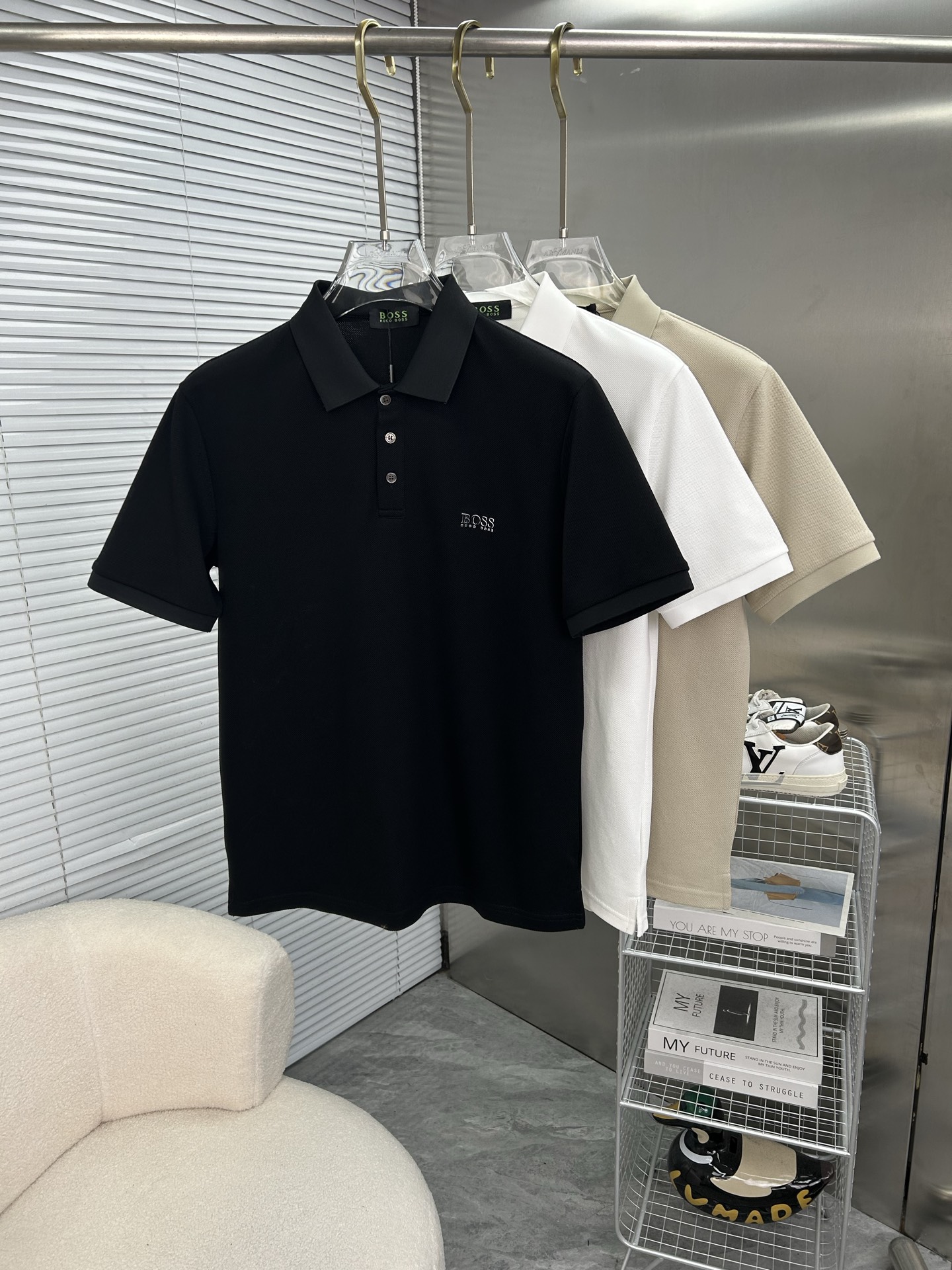 NO:908305,BOSS 2026 spring and summer new polo shirt business casual lapel short-sleeved T-shirt, the exquisite and fitted tailoring sets off the minimalist design style, showing the elegant style at a glance!  High gram weight 260g pure cotton pique fabric, the quality is supreme, the materials used will never disappoint, the fabric surface is fine and smooth, soft and skin-friendly, the cotton is full, with elasticity, the upper body is high-end and crisp and stylish at the same time, sizes M-3XL, T-shirt, tees, t-shirt,19860909BOSS博斯 2026春夏新款polo衫商务休闲翻领短袖T恤,精致合体的剪裁版型衬托出了极简主义的设计风格,把优雅风展露的一览无余！高克重260g纯棉珠地面料,品质至上,用料永远不会让人失望,布面精细光滑,柔软亲肤,棉质饱满,附有弹力 ,上身高档的同时又挺括有型,尺码M-3XL,,T-shirt,tees，t-shirt,,Men's clothing