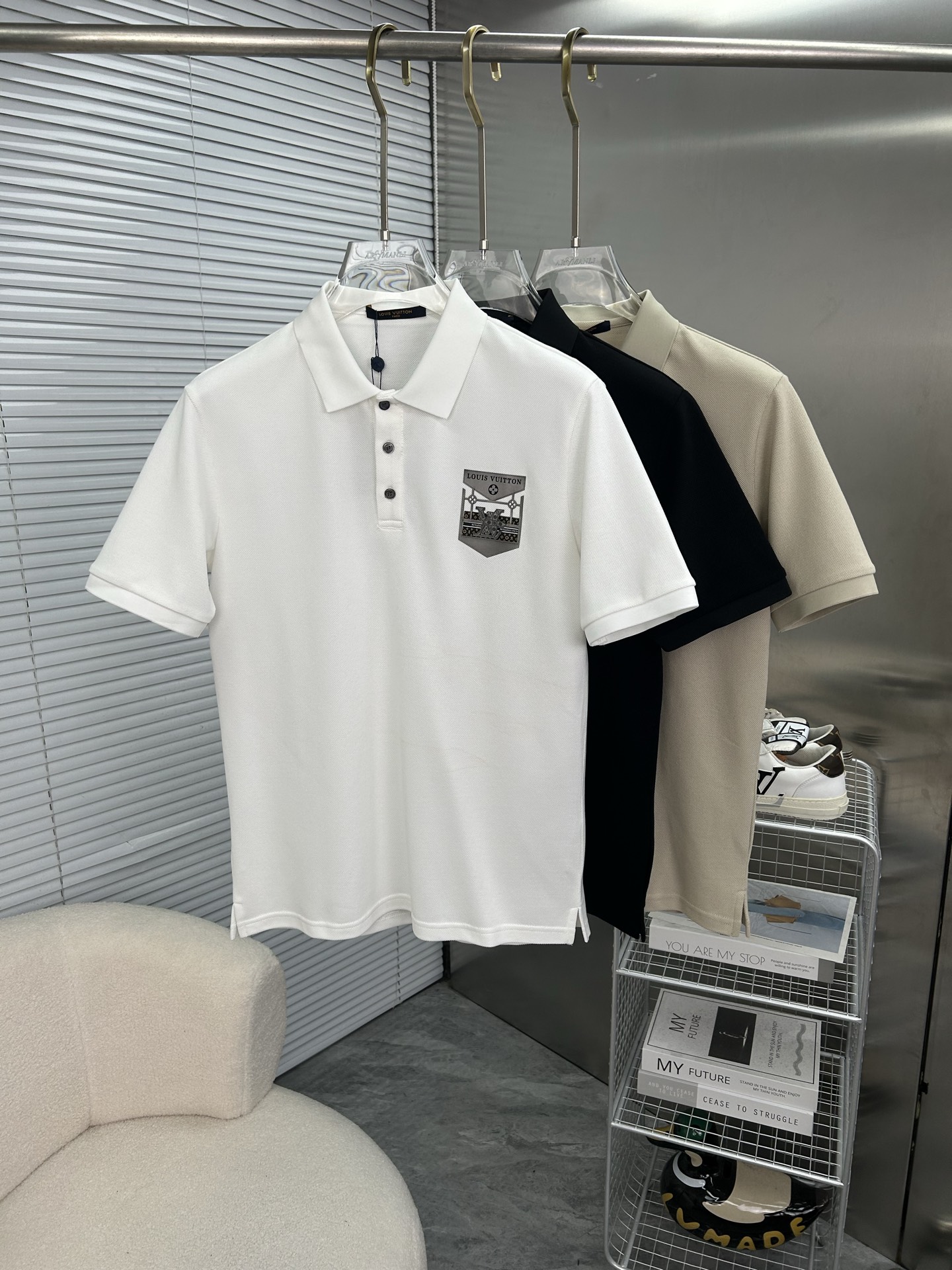NO:934744,LV Louis Vuitton's new 2026 spring and summer polo shirt is a business casual lapel short-sleeved T-shirt. The exquisite and fitted tailoring sets off the minimalist design style, showing the elegant style at a glance!  High gram weight 260g pure cotton pique fabric, the quality is supreme, the materials used will never disappoint, the fabric surface is fine and smooth, soft and skin-friendly, full of cotton, with elasticity, the upper body is high-end and crisp and stylish, size M-3XL,, louis vuitton, louis vuitton, T-shirt, tees, t-shirt,19860909LV路易威登 2026春夏新款polo衫商务休闲翻领短袖T恤,精致合体的剪裁版型衬托出了极简主义的设计风格,把优雅风展露的一览无余！高克重260g纯棉珠地面料,品质至上,用料永远不会让人失望,布面精细光滑,柔软亲肤,棉质饱满,附有弹力 ,上身高档的同时又挺括有型,尺码M-3XL,,louis vuitton,louis vuitton,T-shirt,tees，t-shirt,,Men's clothing
