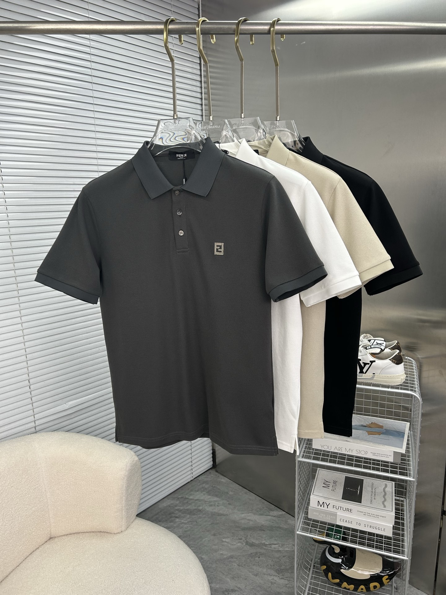 NO:908300,FENDI Fendi 2026 spring and summer new polo shirt business casual lapel short-sleeved T-shirt, the exquisite and fitted tailoring sets off the minimalist design style, showing the elegant style at a glance!  High gram weight 260g pure cotton pique fabric, the quality is supreme, the materials will never disappoint, the fabric surface is fine and smooth, soft and skin-friendly, the cotton is full, with elasticity, the upper body is high-end and crisp and stylish at the same time, sizes M-3XL,, fendi, fendi, T-shirt, tees, t-shirt,19860909FENDI芬迪 2026春夏新款polo衫商务休闲翻领短袖T恤,精致合体的剪裁版型衬托出了极简主义的设计风格,把优雅风展露的一览无余！高克重260g纯棉珠地面料,品质至上,用料永远不会让人失望,布面精细光滑,柔软亲肤,棉质饱满,附有弹力 ,上身高档的同时又挺括有型,尺码M-3XL,,fendi,fendi,T-shirt,tees，t-shirt,,Men's clothing