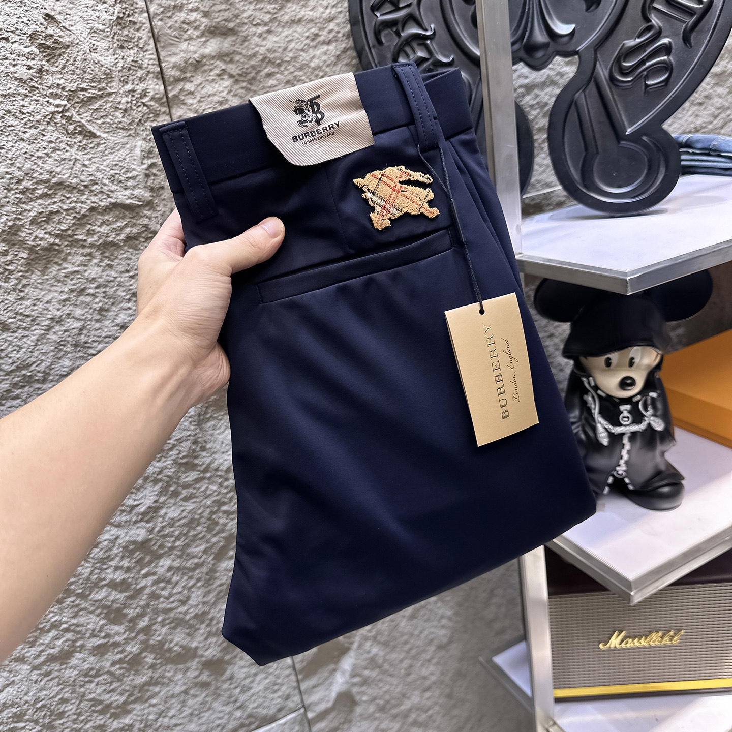 NO:914097,BURBERRY casual pants, trousers, new style, four-season style, special fabric for advanced custom pants, customized original hardware, heavy craftsmanship, fine turning and routing, customized fabric, soft and comfortable, significant texture, exquisite accessories, great upper body effect, complete with three standards, standard size 29-40 (shipped next day),,burberry,burberry,19860909BURBERRY巴宝莉 休闲裤 西裤 新款 四季款 高级定制裤子专用面料 定制原版五金 重工工艺打造 车工走线精细 定制面料 柔软舒适 质感显著 辅料精美 上身效果超赞 三标齐全 标准尺码29-40（隔天出货）,,burberry,burberry,,Men's clothing