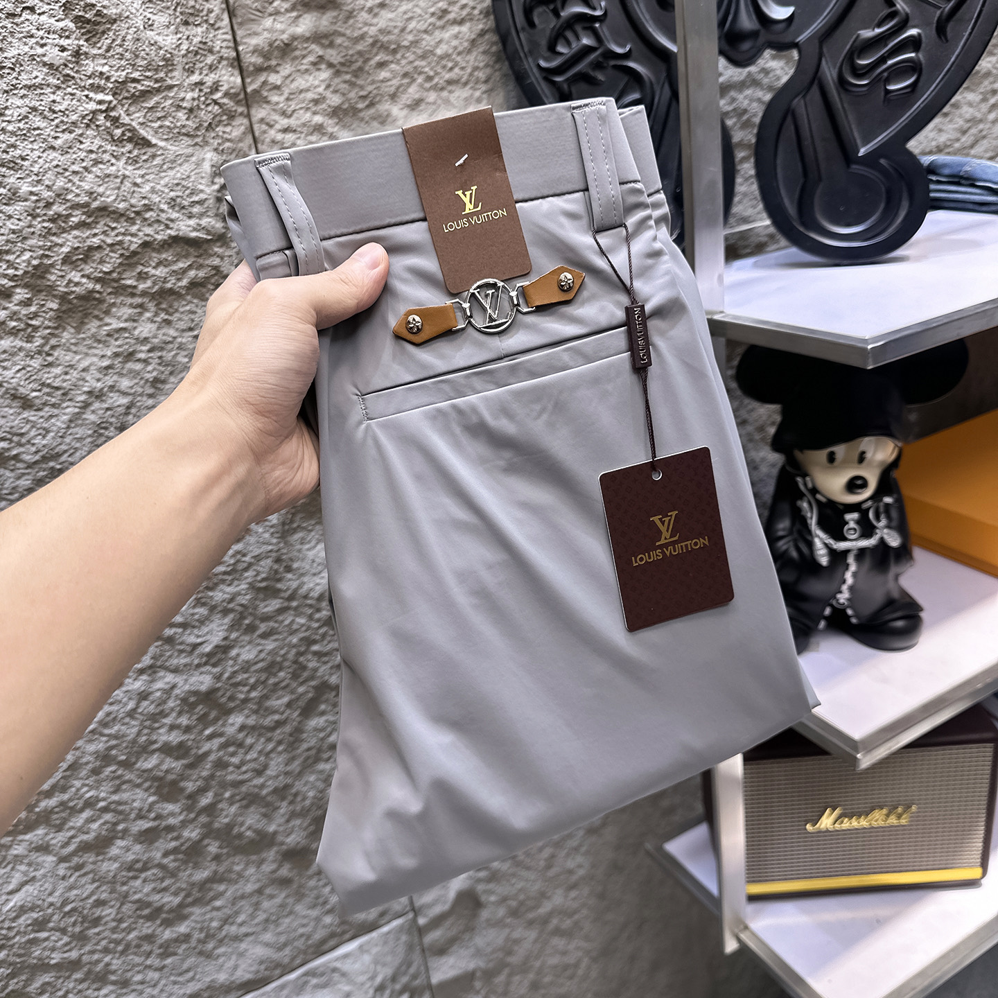 NO:918657,LV Louis Vuitton casual pants, trousers, new style, summer thin style, special fabric for advanced custom pants, customized original hardware, heavy craftsmanship, fine turning and routing, customized fabric, soft and comfortable, significant texture, exquisite accessories, great upper body effect, complete with three standards, standard size 29-40 (shipped next day),, louis vuitton, louis vuitton,19860909LV路易威登 休闲裤 西裤 新款 夏季薄款 高级定制裤子专用面料 定制原版五金 重工工艺打造 车工走线精细 定制面料 柔软舒适 质感显著 辅料精美 上身效果超赞 三标齐全 标准尺码29-40（隔天出货）,,louis vuitton,louis vuitton,,Men's clothing
