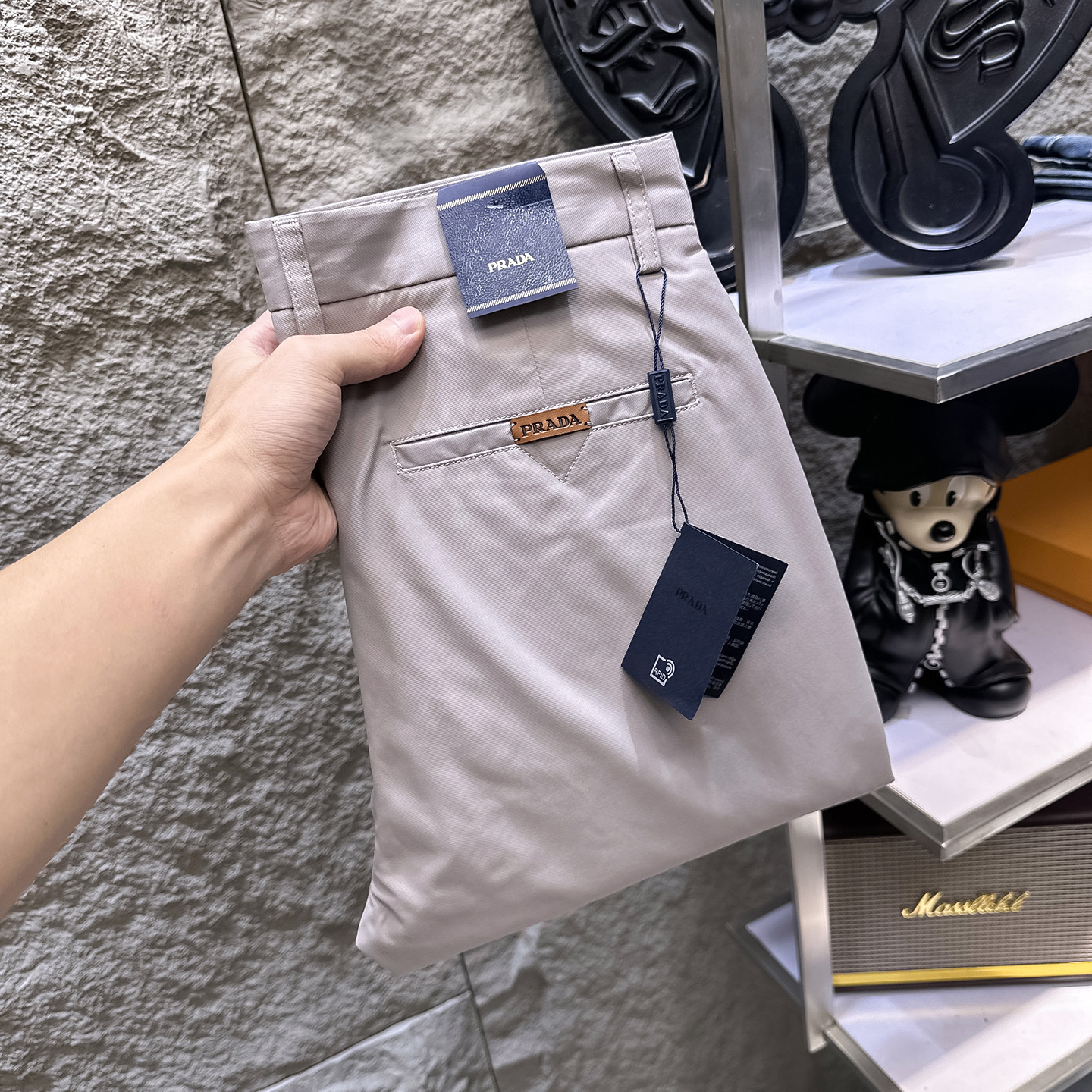 NO:953584,PRADA Casual pants, trousers, new style, thin summer style, special fabric for advanced custom pants, customized original hardware, heavy craftsmanship, fine turning and routing, customized fabric, soft and comfortable, significant texture, exquisite accessories, great upper body effect, complete three standards, standard size 29-38, no 35 (shipped next day),, prada, prada,19860909PRADA普拉达 休闲裤 西裤 新款 夏季薄款 高级定制裤子专用面料 定制原版五金 重工工艺打造 车工走线精细 定制面料 柔软舒适 质感显著 辅料精美 上身效果超赞 三标齐全 标准尺码29-38,无35（隔天出货）,,prada,prada,,Men's clothing
