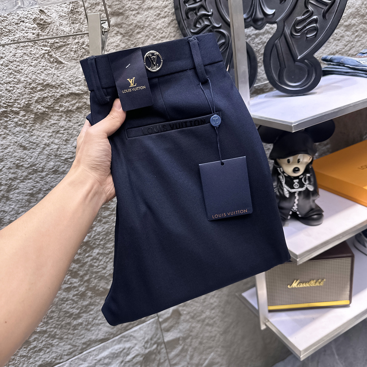 NO:918653,LV Louis Vuitton casual pants, trousers, new style, four seasons, special fabric for advanced custom pants, customized original hardware, heavy craftsmanship, fine turning and routing, customized fabric, soft and comfortable, significant texture, exquisite accessories, excellent upper body effect, complete three standards, standard size 29-38, no 35 (shipped next day),, louis vuitton, louis vuitton,19860909LV路易威登 休闲裤 西裤 新款 四季款 高级定制裤子专用面料 定制原版五金 重工工艺打造 车工走线精细 定制面料 柔软舒适 质感显著 辅料精美 上身效果超赞 三标齐全 标准尺码29-38,无35（隔天出货）,,louis vuitton,louis vuitton,,Men's clothing