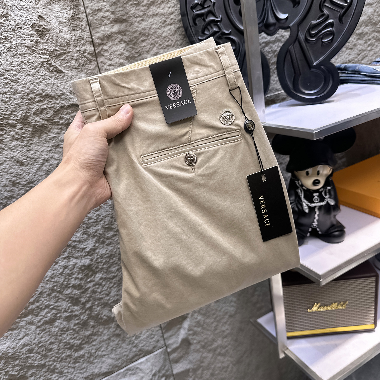NO:918661,VERSACE Versace casual pants, trousers, new style, four-season style, special fabric for advanced custom pants, customized original hardware, heavy craftsmanship, fine turning and routing, customized fabric, soft and comfortable, significant texture, exquisite accessories, great upper body effect, complete three standards, standard size 29-40, no 35 (shipped next day),,versace,versace,19860909VERSACE范思哲 休闲裤 西裤 新款 四季款 高级定制裤子专用面料 定制原版五金 重工工艺打造 车工走线精细 定制面料 柔软舒适 质感显著 辅料精美 上身效果超赞 三标齐全 标准尺码29-40,无35（隔天出货）,,versace,versace,,Men's clothing
