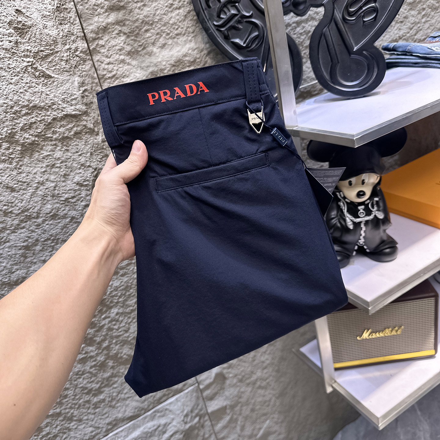 NO:918655,PRADA Casual pants, trousers, new style, four seasons, special fabric for advanced custom trousers, customized original hardware, heavy craftsmanship, fine turning and wiring, customized fabric, soft and comfortable, significant texture, exquisite accessories, great upper body effect, complete three standards, standard size 29-40, no 35 (shipped next day), prada, prada,19860909PRADA普拉达 休闲裤 西裤 新款 四季款 高级定制裤子专用面料 定制原版五金 重工工艺打造 车工走线精细 定制面料 柔软舒适 质感显著 辅料精美 上身效果超赞 三标齐全 标准尺码29-40,无35（隔天出货）,,prada,prada,,Men's clothing