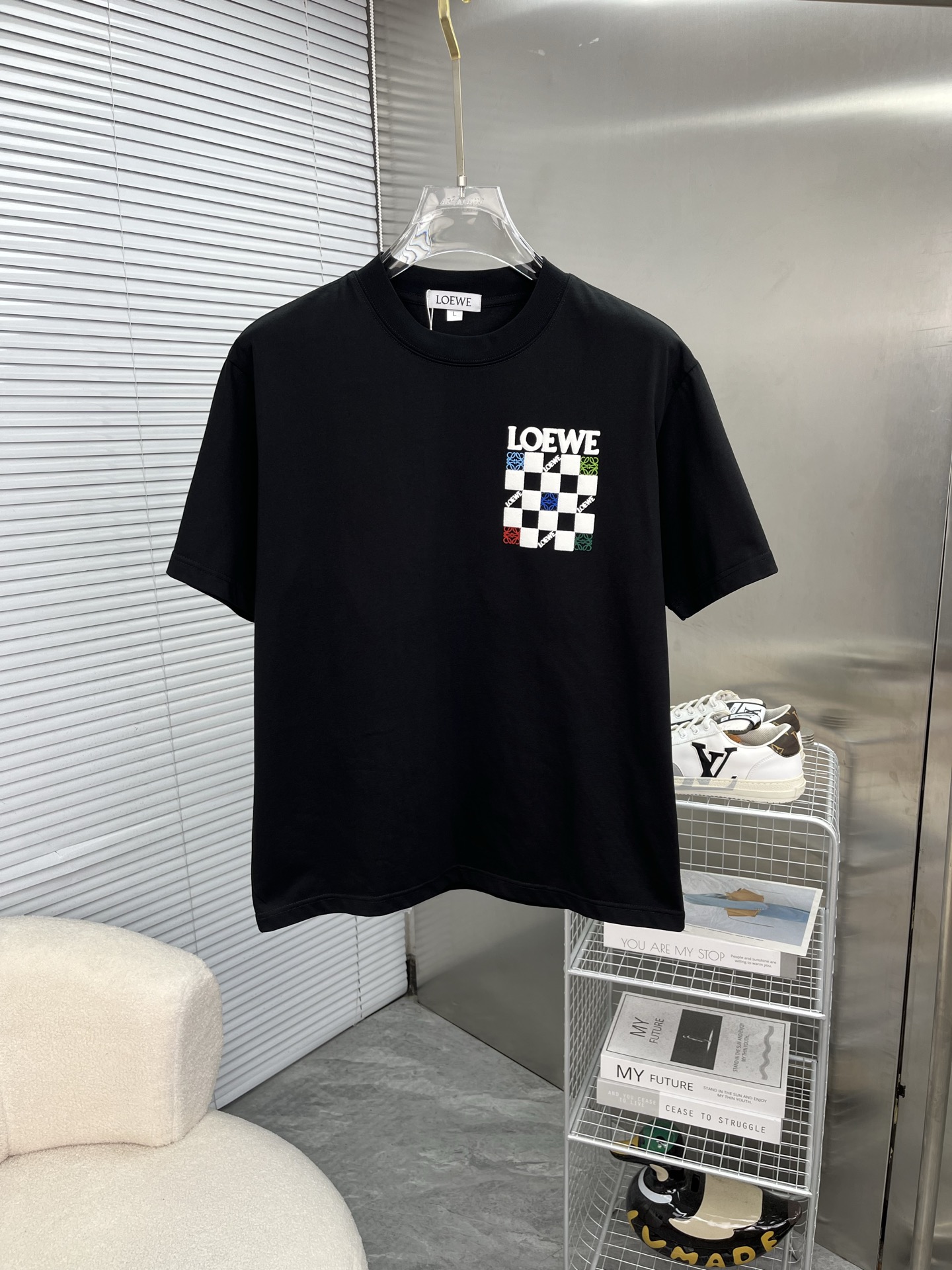 NO:957267,LOEWE 2025ss spring and summer high-quality pure cotton short-sleeved T-shirt, top original order quality, the latest process requirements, top orders require sewing work, super easy to match, top customization, with the whole details, the quality and tailoring design are first-class, customized imported pure cotton fabric!  Full of style, the color is light and versatile. M-4XL, please state your height and weight when placing an order, loewe, loewe, T-shirt, tees, t-shirt,19860909LOEWE罗意威 2025ss春夏高品质纯棉短袖T恤,顶级原单品质,当下最新工艺要求,顶级订单要求车线做工,超级好搭配,顶级定制,搭配整件细节 ,品质及剪裁设计都堪称一流,定制进口纯棉面料！型格十足,配色轻熟百搭.M-4XL,下单报身高体重,,loewe,loewe,T-shirt,tees，t-shirt,,Men's clothing