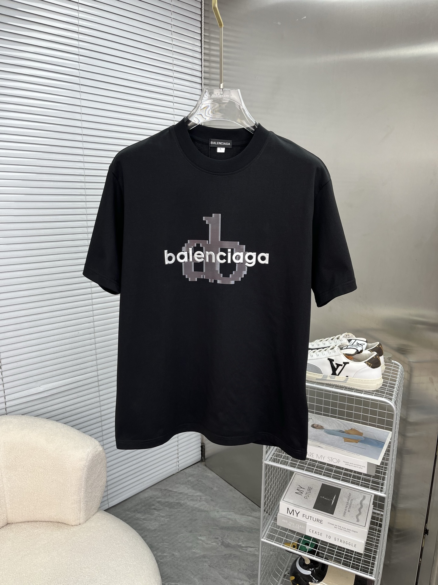 NO:957270,BALENCIAGA 2025ss spring and summer high-quality pure cotton short-sleeved T-shirt, top original order quality, the latest process requirements, top orders require sewing work, super easy to match, top customization, with the whole details, the quality and tailoring design are first-class, customized imported pure cotton fabric!  Full of style, the color is light and versatile. M-4XL, please state your height and weight when placing an order, balenciaga, balenciaga, T-shirt, tees, t-shirt,19860909BALENCIAGA巴黎世家 2025ss春夏高品质纯棉短袖T恤,顶级原单品质,当下最新工艺要求,顶级订单要求车线做工,超级好搭配,顶级定制,搭配整件细节 ,品质及剪裁设计都堪称一流,定制进口纯棉面料！型格十足,配色轻熟百搭.M-4XL,下单报身高体重,,balenciaga,balenciaga,T-shirt,tees，t-shirt,,Men's clothing