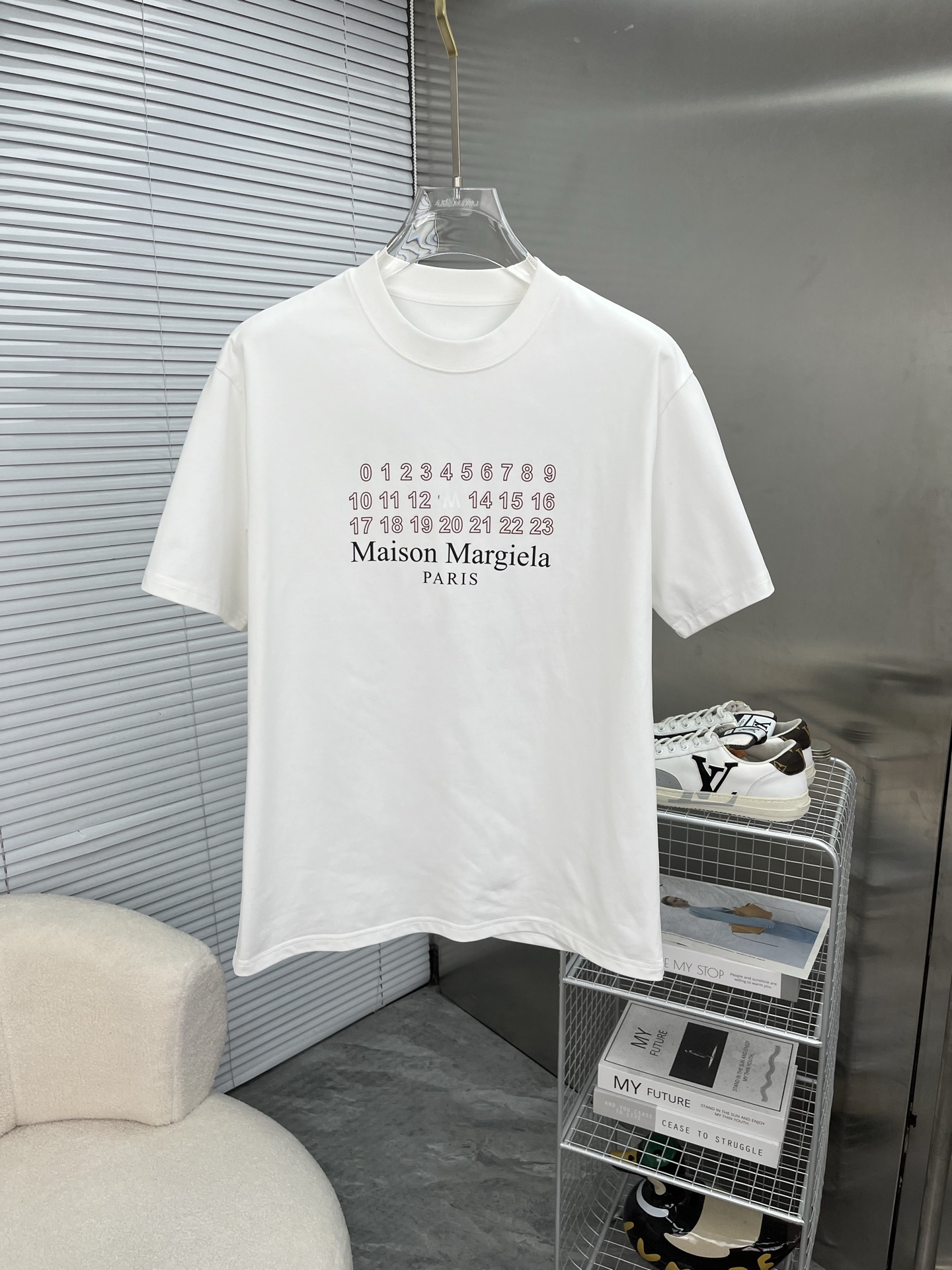 NO:957274,MM6 Margiela 2025ss spring and summer high-quality pure cotton short-sleeved T-shirt, top original order quality, current latest process requirements, top orders require sewing work, super easy to match, top-level customization, with the whole details, the quality and tailoring design are first-class, custom-made imported pure cotton fabric!  Full of style, the color is light and versatile. M-4XL, please state your height and weight when placing an order, masion margiela, masion margiela, T-shirt, tees, t-shirt,19860909MM6马吉拉 2025ss春夏高品质纯棉短袖T恤,顶级原单品质,当下最新工艺要求,顶级订单要求车线做工,超级好搭配,顶级定制,搭配整件细节 ,品质及剪裁设计都堪称一流,定制进口纯棉面料！型格十足,配色轻熟百搭.M-4XL,下单报身高体重,,masion margiela,masion margiela,T-shirt,tees，t-shirt,,Men's clothing
