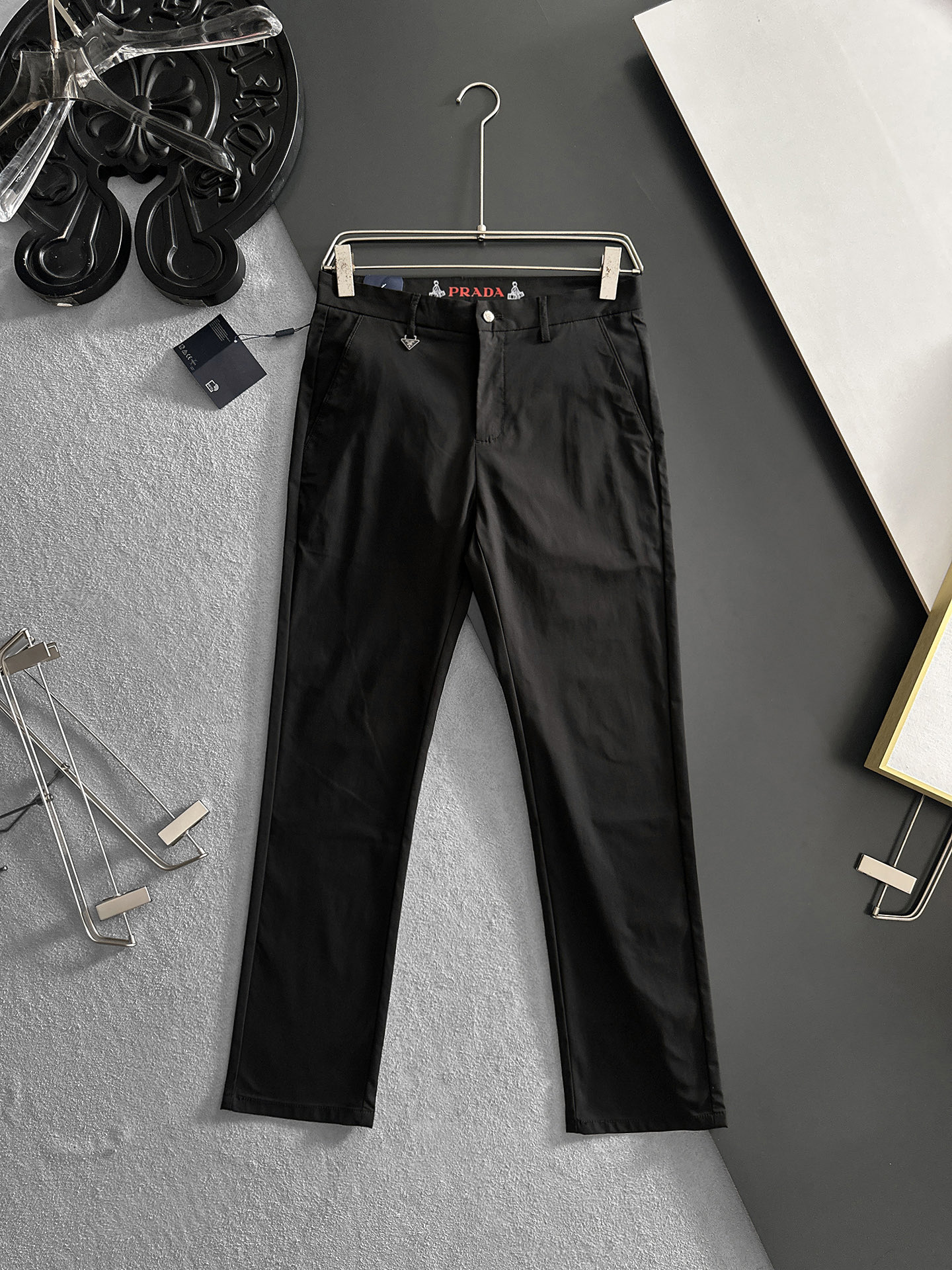 NO:918847,PRADA Casual pants, trousers, new style, spring and summer thin advanced custom trousers, special fabrics, custom original hardware, heavy craftsmanship, fine lathe wiring, custom fabrics, soft and comfortable, significant texture, exquisite accessories, great upper body effect, complete three standards, standard sizes 29-38, no 35 (shipped next day), prada, prada,19860909PRADA普拉达 休闲裤 西裤 新款 春夏薄款高级定制裤子专用面料 定制原版五金 重工工艺打造 车工走线精细 定制面料 柔软舒适 质感显著 辅料精美 上身效果超赞 三标齐全 标准尺码29-38,无35（隔天出货）,,prada,prada,,Men's clothing