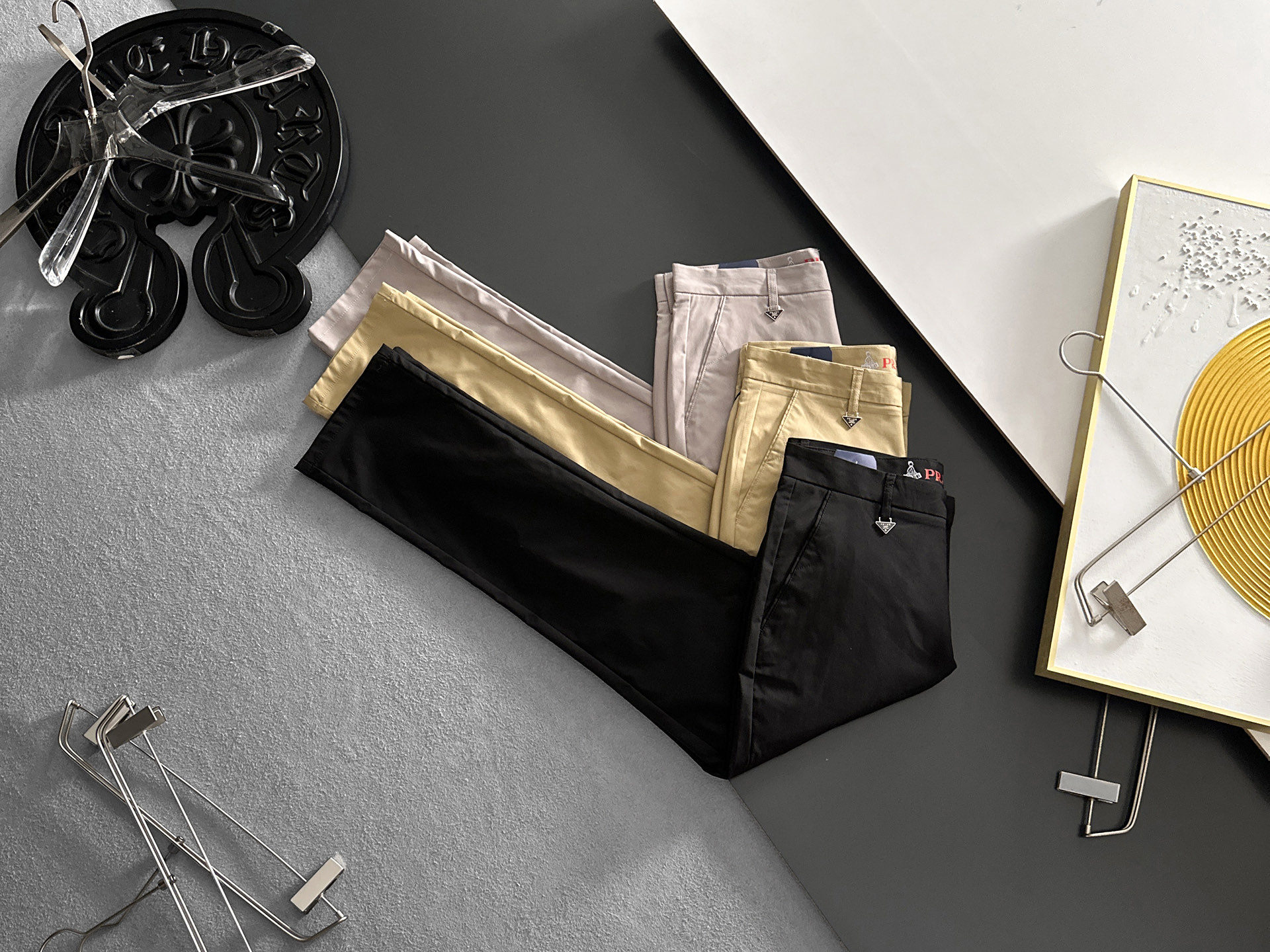 NO:918843,PRADA Casual pants, trousers, new style, spring and summer thin style, special fabric for advanced custom trousers, customized original hardware, heavy craftsmanship, fine turning and routing, customized fabric, soft and comfortable, significant texture, exquisite accessories, great upper body effect, complete three standards, standard size 29-38, no 35 (shipped next day),, prada, prada,19860909PRADA普拉达 休闲裤 西裤 新款 春夏薄款 高级定制裤子专用面料 定制原版五金 重工工艺打造 车工走线精细 定制面料 柔软舒适 质感显著 辅料精美 上身效果超赞 三标齐全 标准尺码29-38,无35（隔天出货）,,prada,prada,,Men's clothing