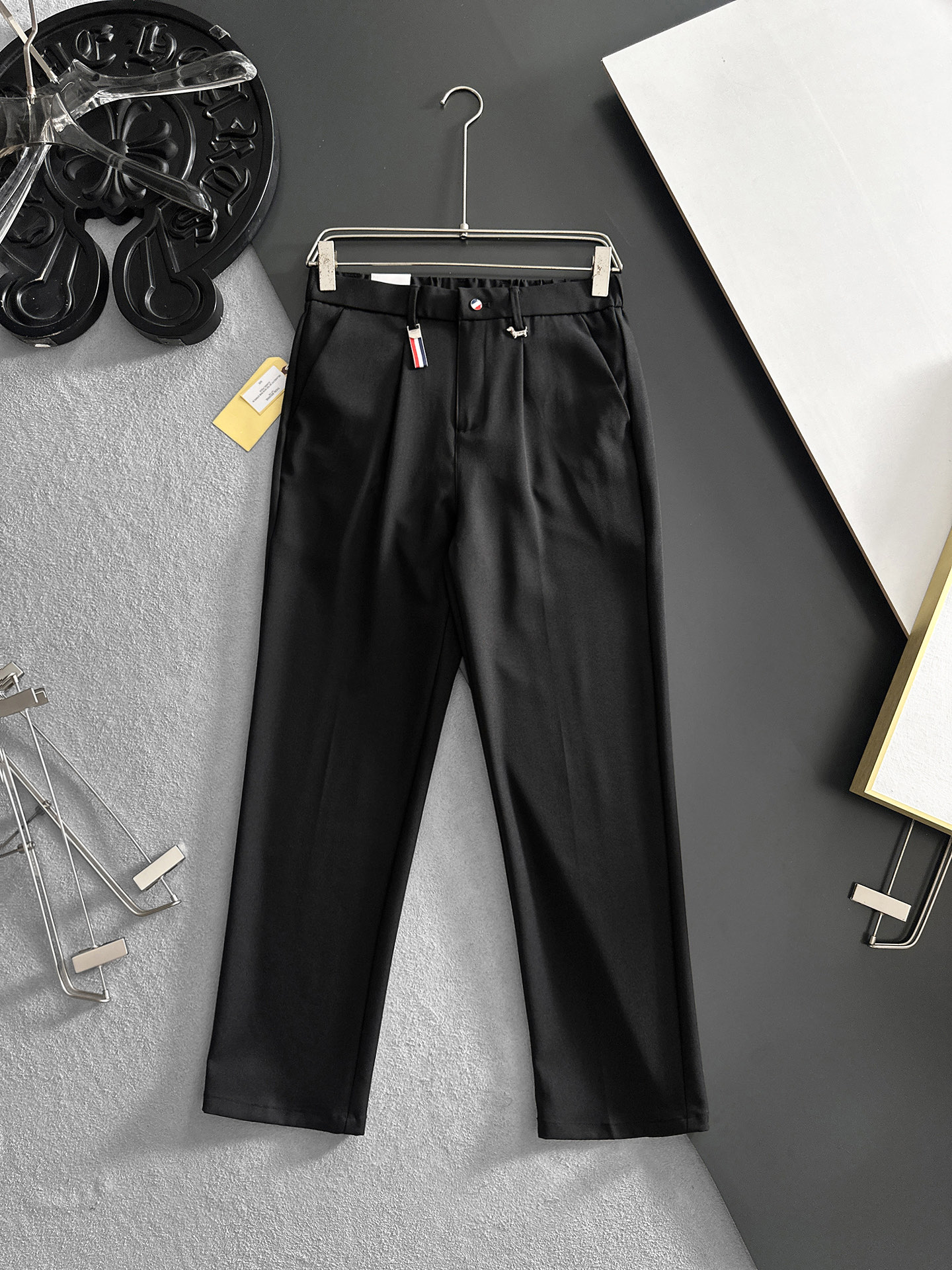 NO:907244,TB Thom Brown casual pants, trousers, new style, four seasons, special fabric for advanced custom pants, customized original hardware, heavy craftsmanship, fine turning and wiring, customized fabric, soft and comfortable, significant texture, exquisite accessories, great upper body effect, complete three standards, standard size 29-38, no 35 (shipped next day),,thom browne,19860909TB汤姆布朗 休闲裤 西裤 新款 四季款 高级定制裤子专用面料 定制原版五金 重工工艺打造 车工走线精细 定制面料 柔软舒适 质感显著 辅料精美 上身效果超赞 三标齐全 标准尺码29-38,无35（隔天出货）,,thom browne,,Men's clothing