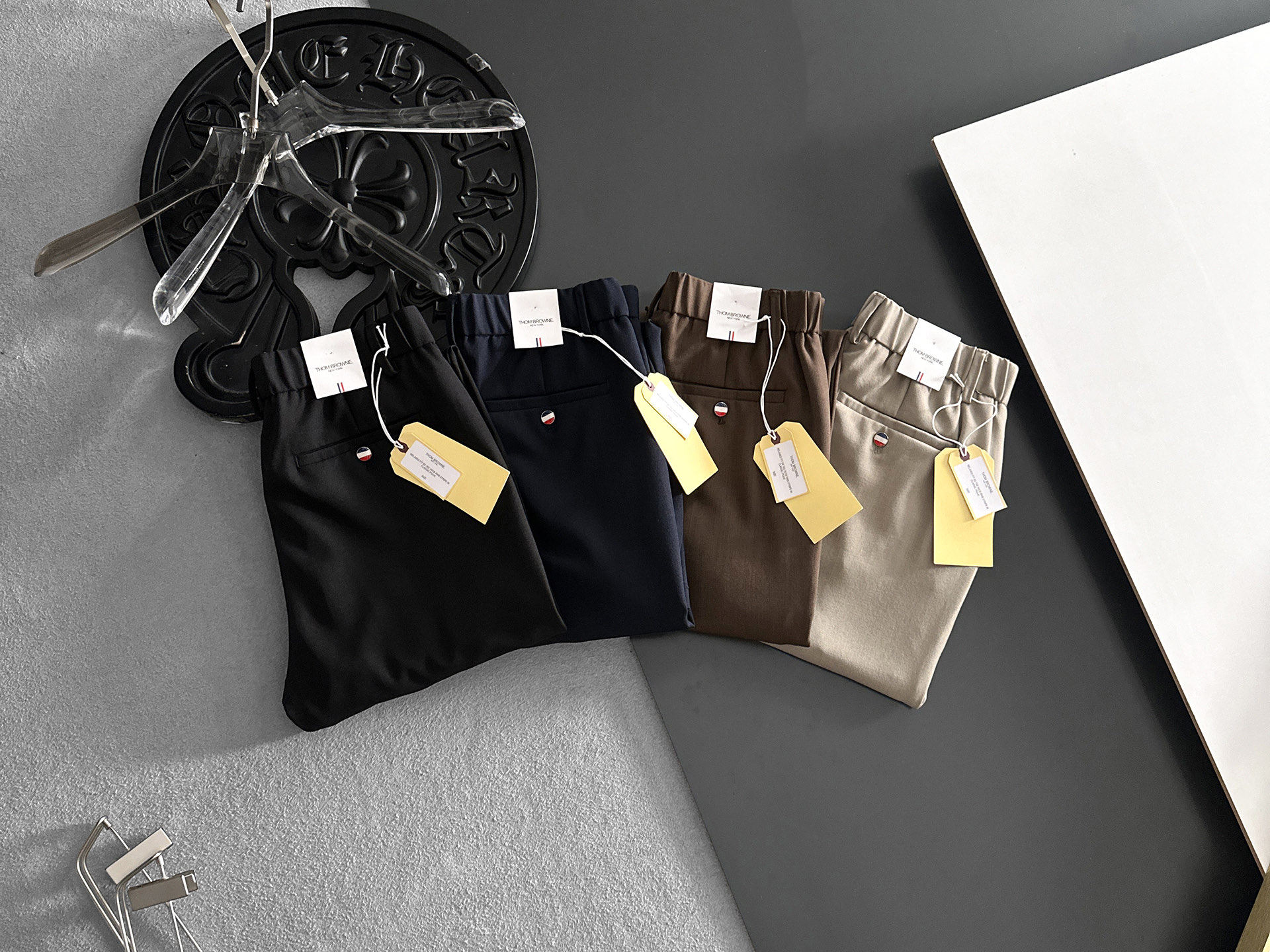 NO:932548,TB Thom Brown casual pants, trousers, new style, four seasons, special fabric for advanced custom trousers, customized original hardware, heavy craftsmanship, fine turning and wiring, customized fabric, soft and comfortable, significant texture, exquisite accessories, great upper body effect, complete three standards, standard size 29-38, no 35 (shipped next day),,thom browne,19860909TB汤姆布朗 休闲裤 西裤 新款 四季款 高级定制裤子专用面料 定制原版五金 重工工艺打造 车工走线精细 定制面料 柔软舒适 质感显著 辅料精美 上身效果超赞 三标齐全 标准尺码29-38,无35（隔天出货）,,thom browne,,Men's clothing